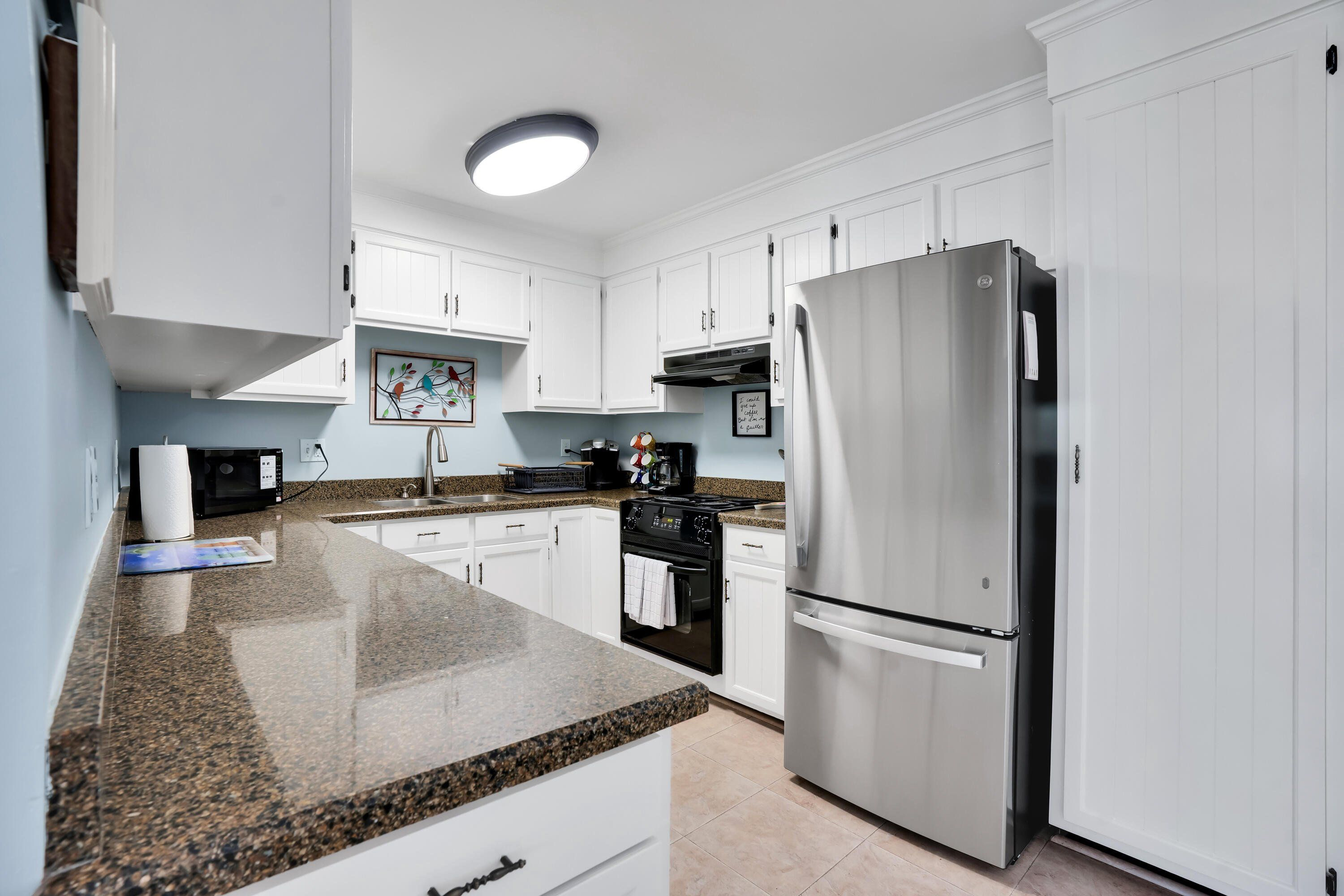 OCEAN VIEW CONDO: 3 bed, 2 bath - Photo 8