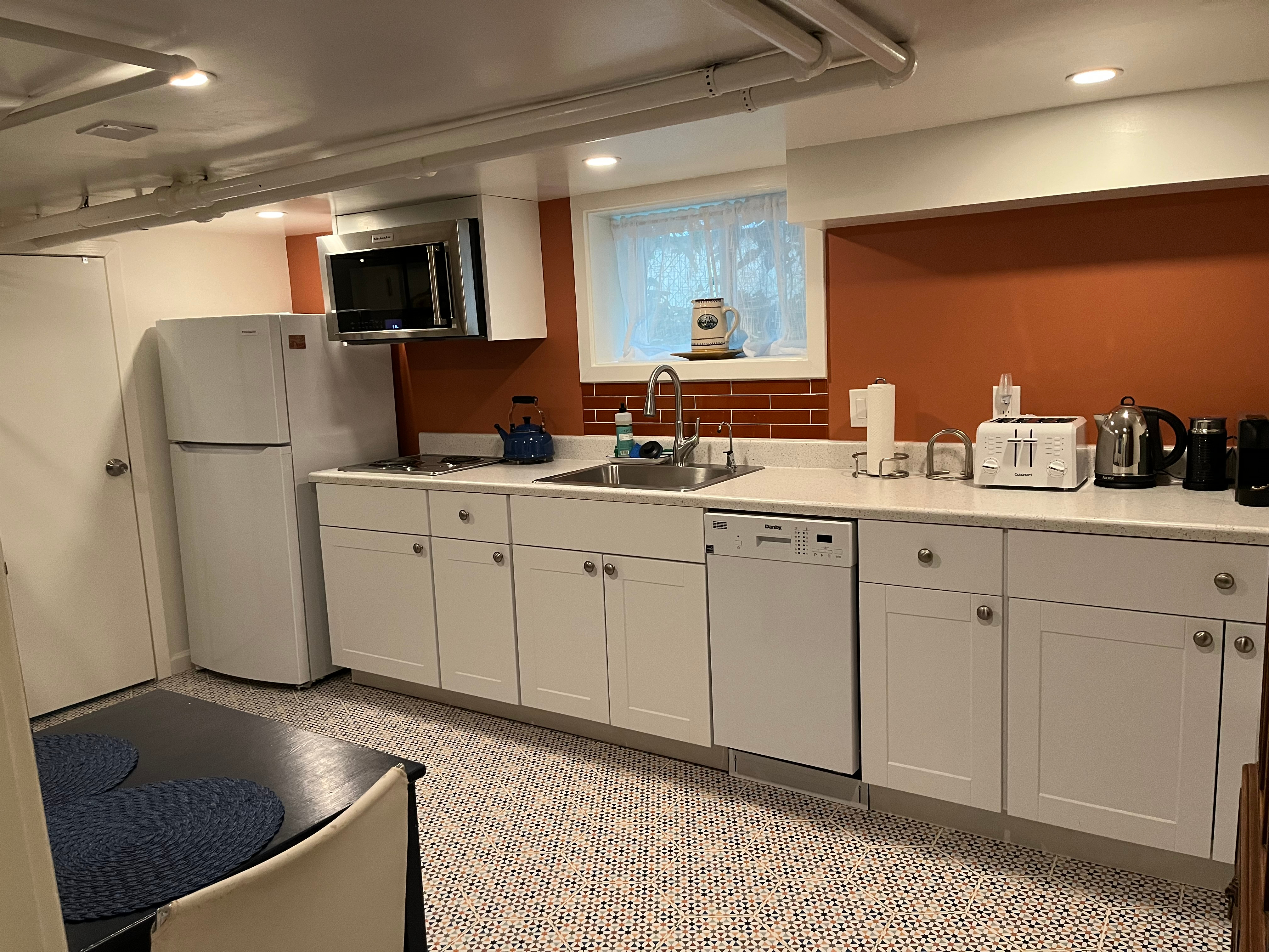 Quiet apartment in safe and pretty neighborhood, 12 min walk from Friendship Heights Red Line metro - Photo 6