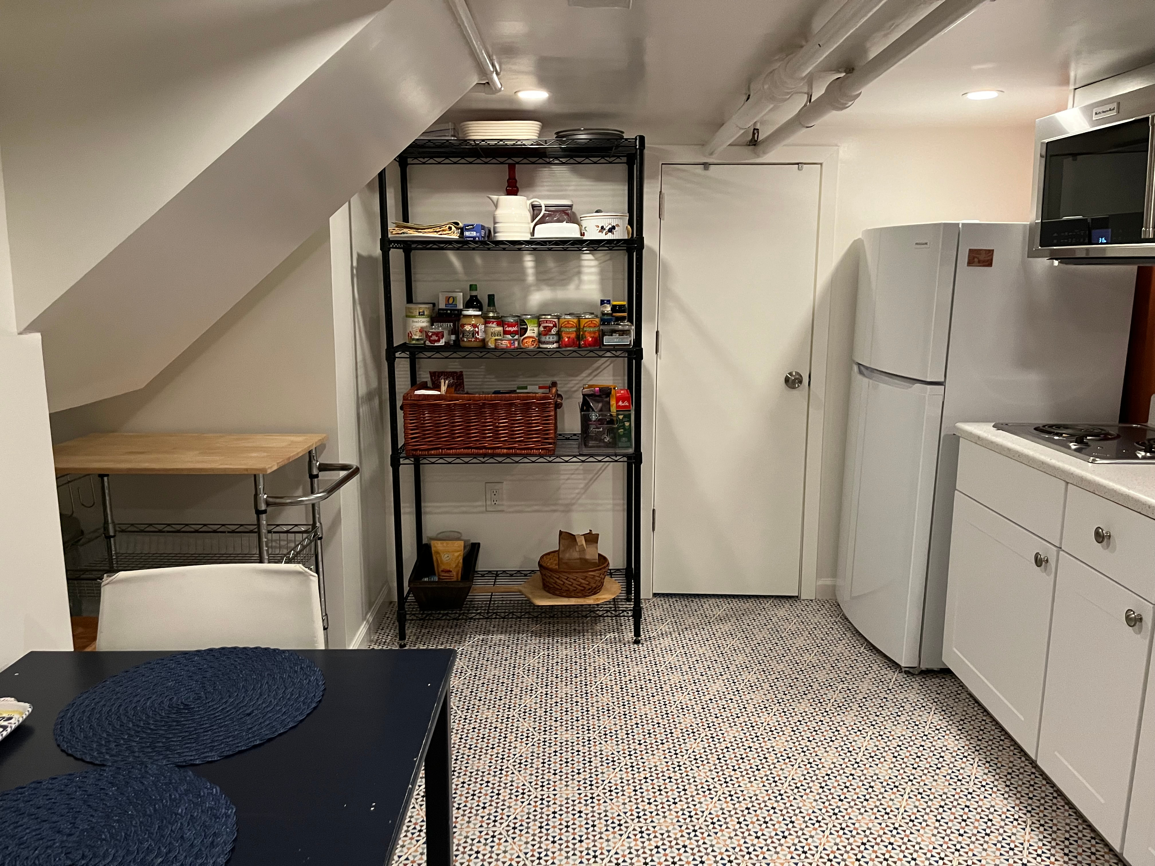 Quiet apartment in safe and pretty neighborhood, 12 min walk from Friendship Heights Red Line metro - Photo 11