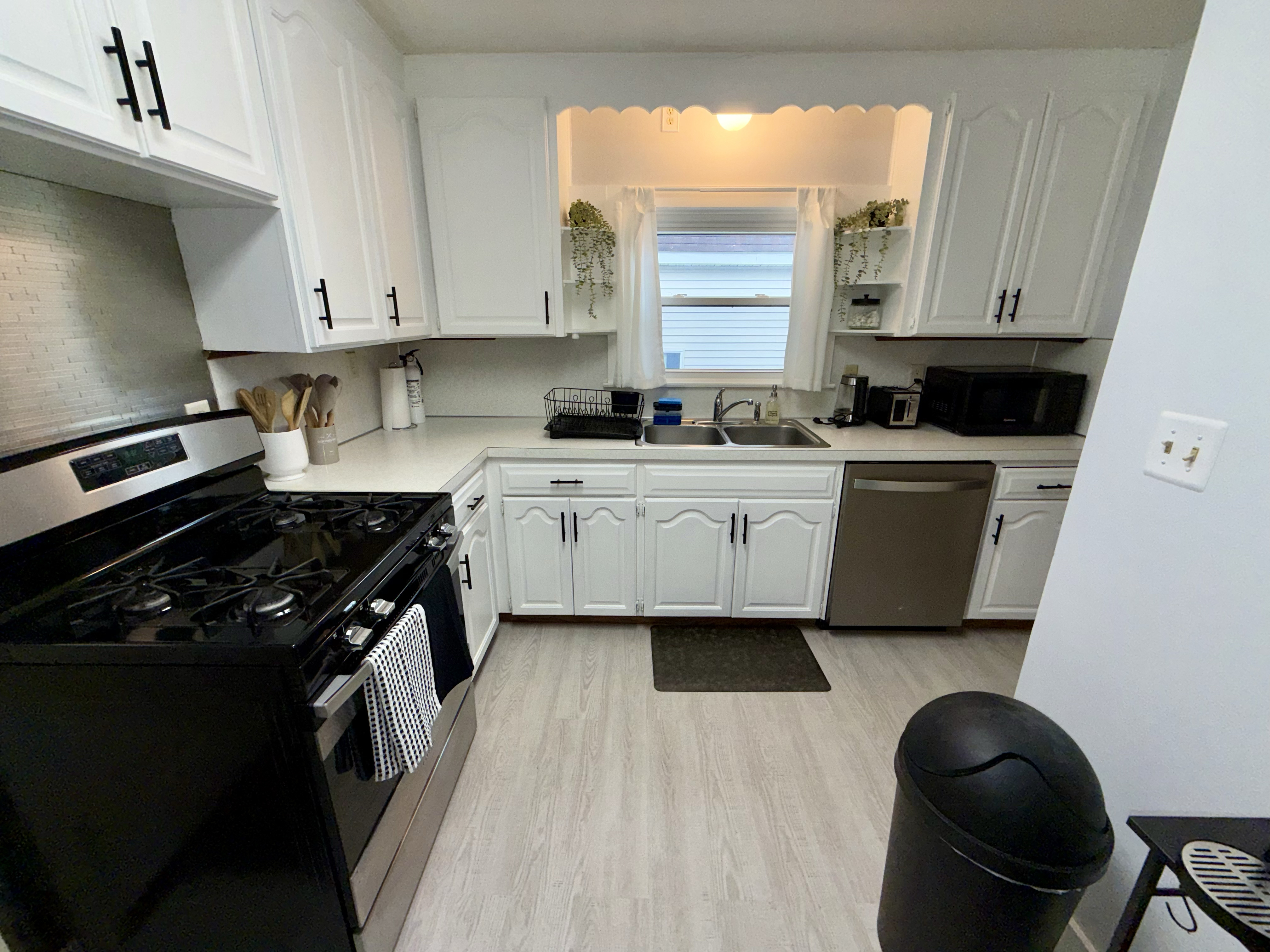Cozy Suburban Home - 15 min to Downtown Syracuse - Photo 5
