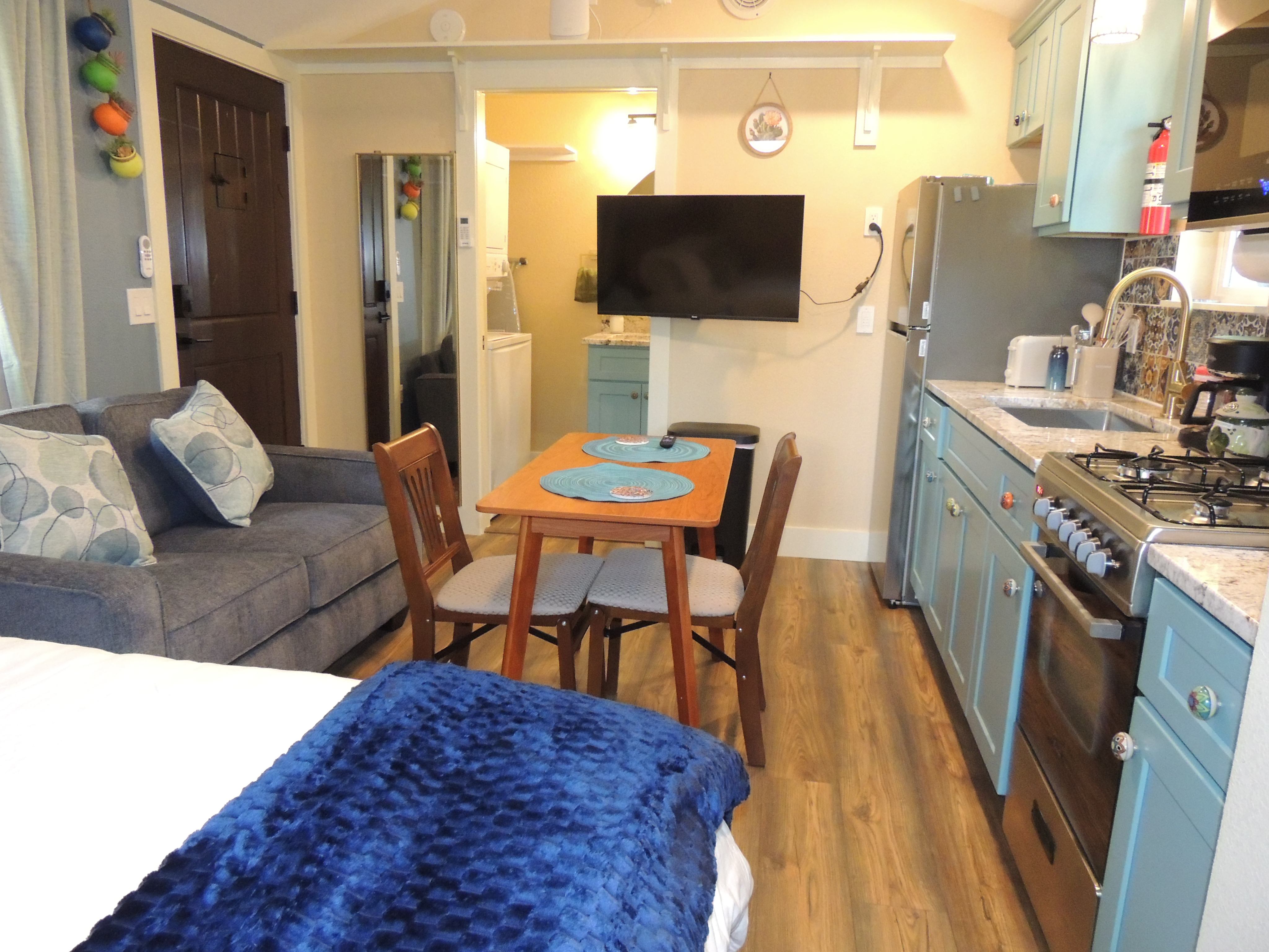 Quiet & Private Studio ADU | In-Unit W/D & Fully Stocked Kitchen - Photo 4