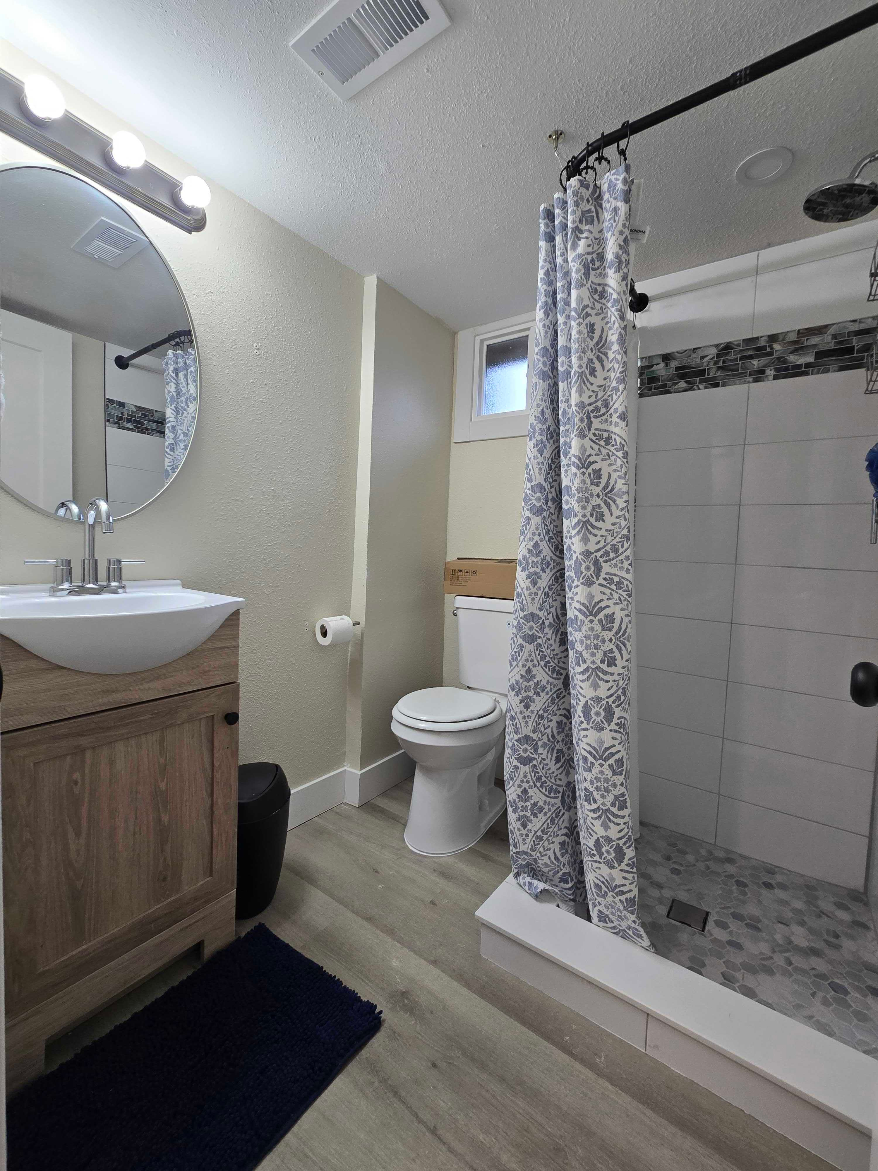 New Remodel Near Downtown, Cheyenne Regional & F.E. Warren - Private Entry, Utilities Included - Photo 4