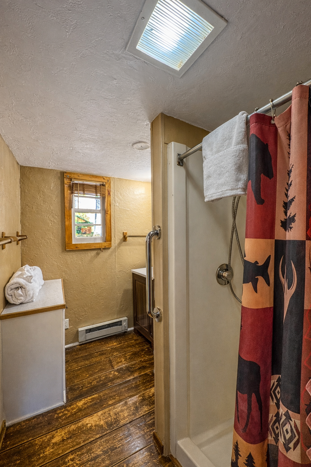 Riverfront Hideaway Cabin with Full Kitchen & Separate Living Area - Photo 8