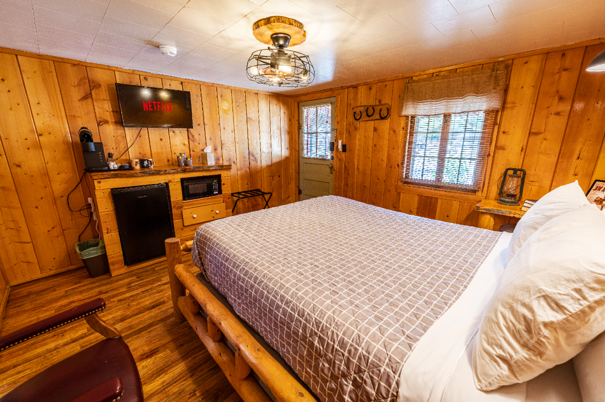 Riverfront Hideaway Cabin with Full Kitchen & Separate Living Area - Photo 7