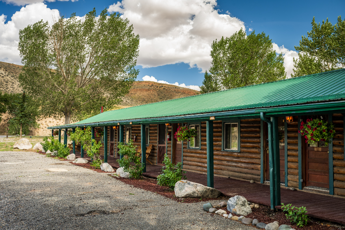 Riverfront Hideaway Cabin with Full Kitchen & Separate Living Area - Photo 8