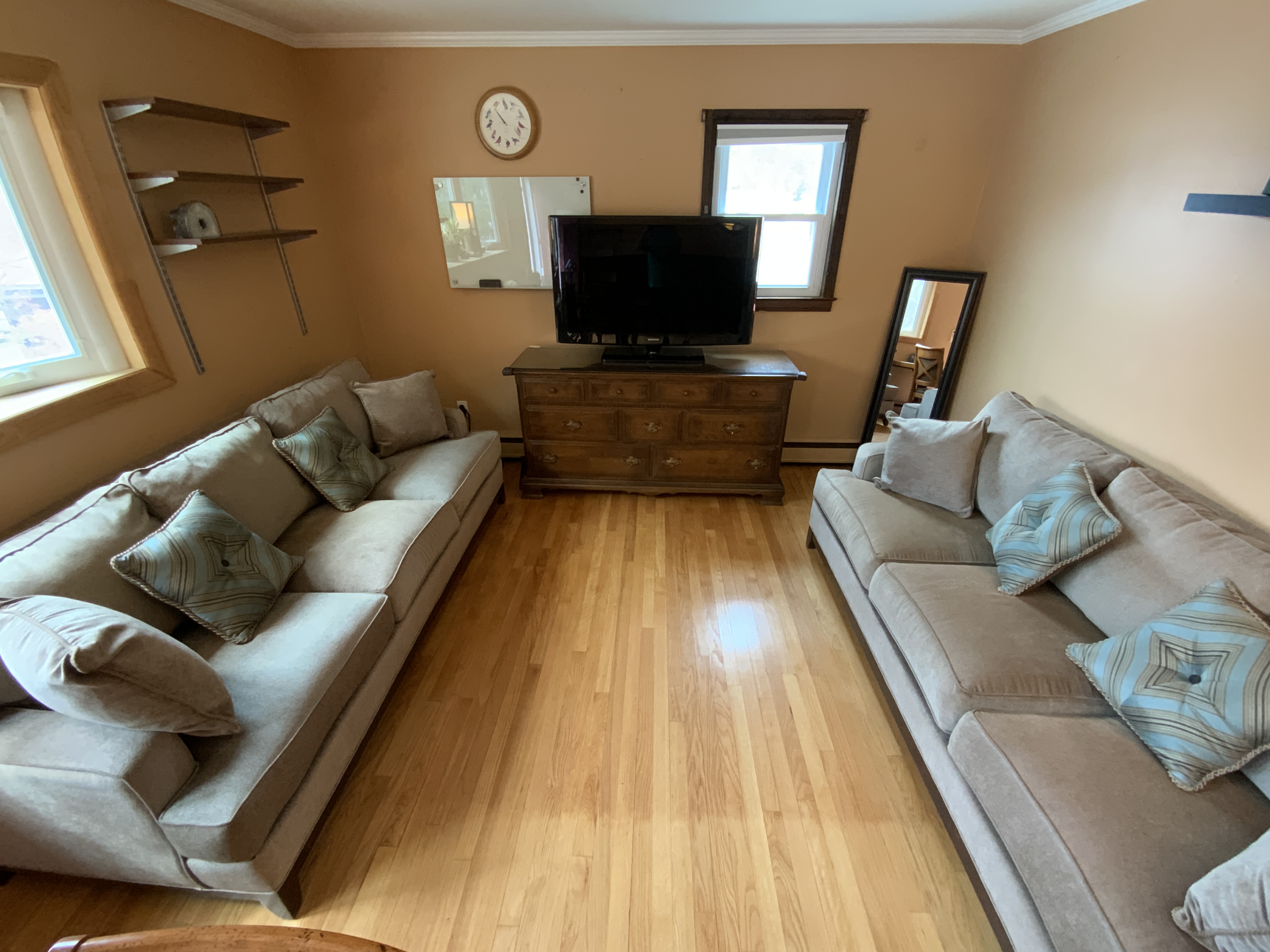 2 BR Home +Great Location +Laundry In-Unit +Full Kitchen: Upstairs Unit in a Two-Family House - Photo 3