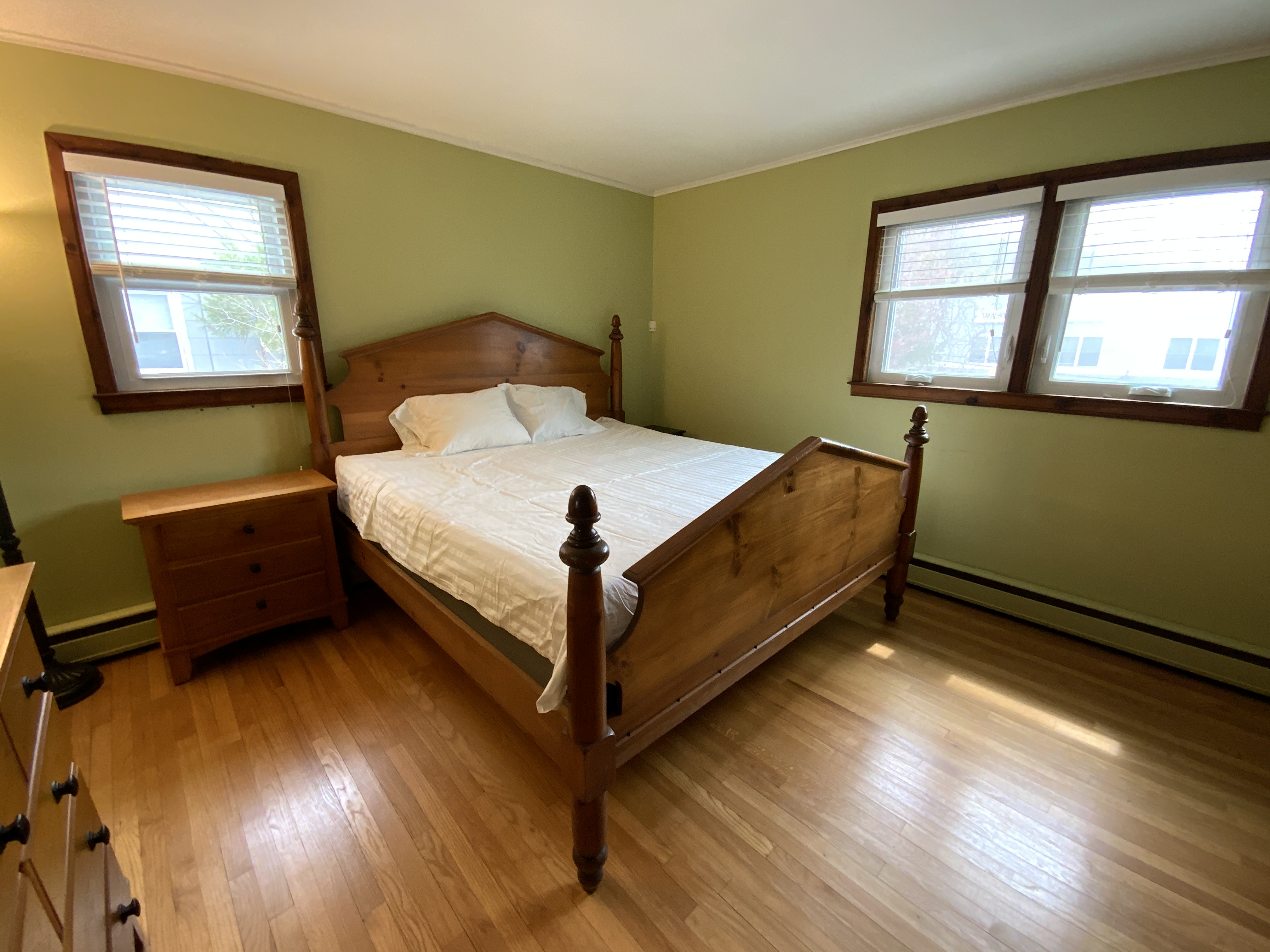 2 BR Home +Great Location +Laundry In-Unit +Full Kitchen: Upstairs Unit in a Two-Family House - Photo 4