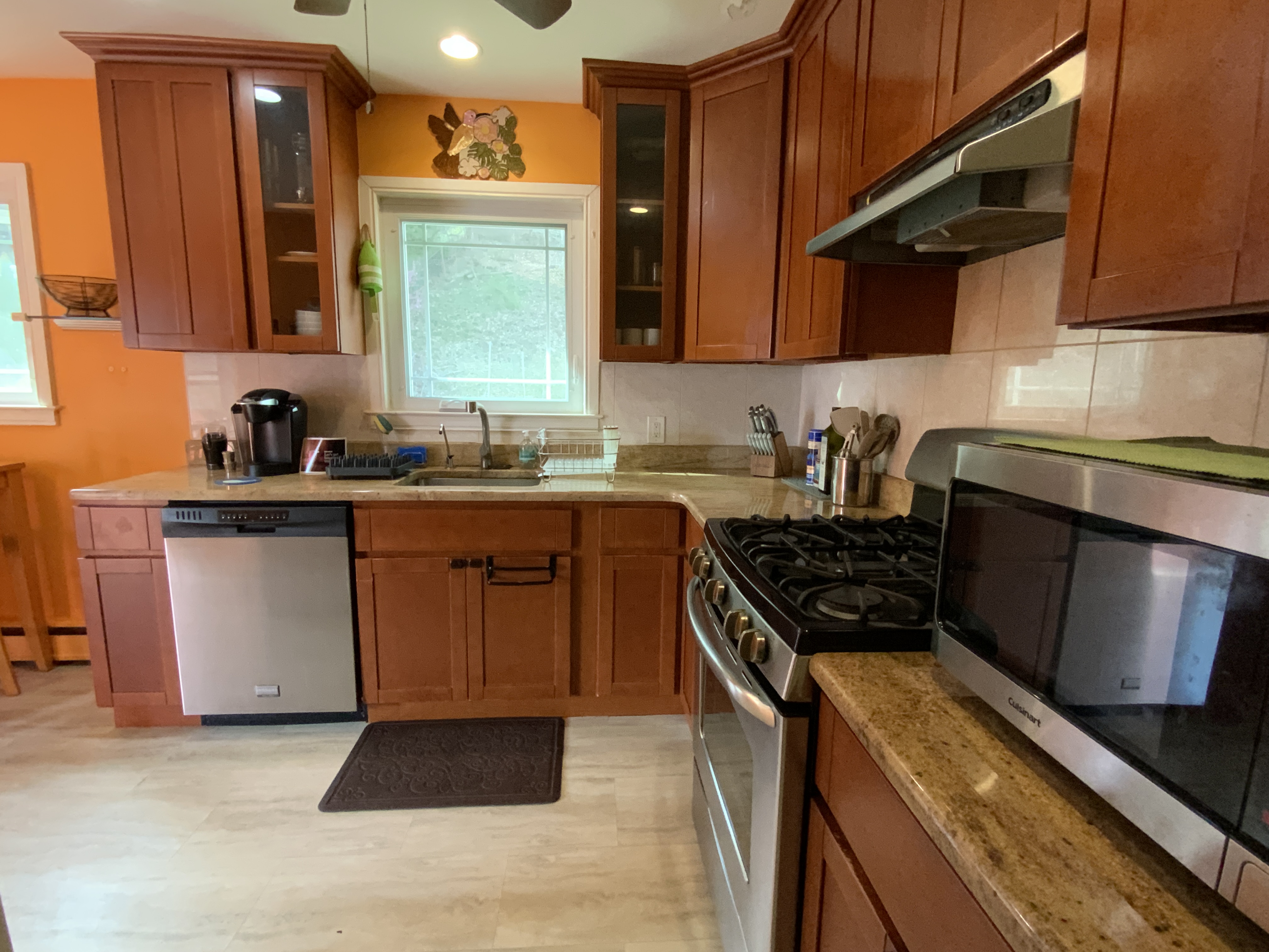 2 BR Home +Great Location +Laundry In-Unit +Full Kitchen: Upstairs Unit in a Two-Family House - Photo 8
