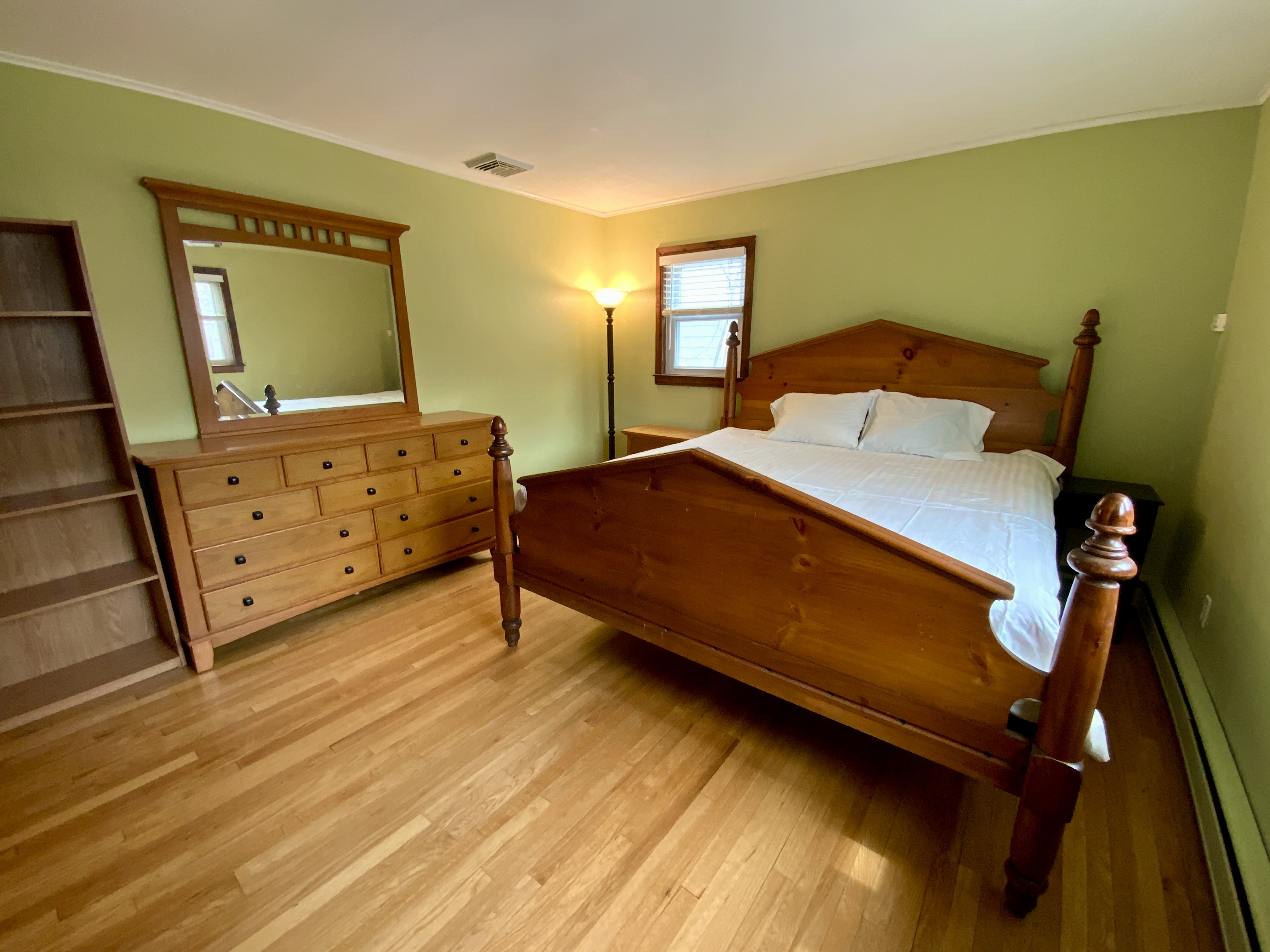 2 BR Home +Great Location +Laundry In-Unit +Full Kitchen: Upstairs Unit in a Two-Family House - Photo 5
