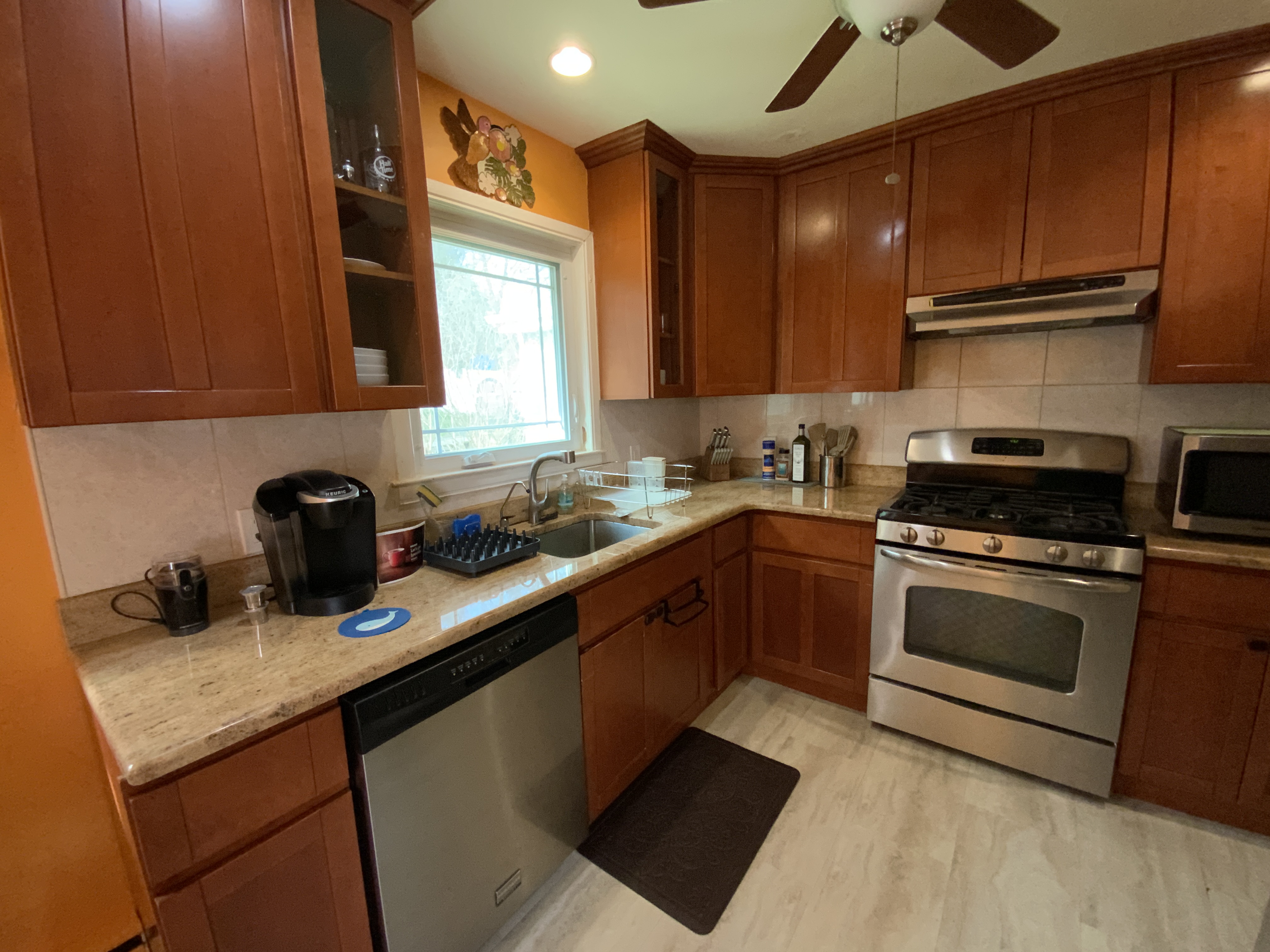 2 BR Home +Great Location +Laundry In-Unit +Full Kitchen: Upstairs Unit in a Two-Family House - Photo 11