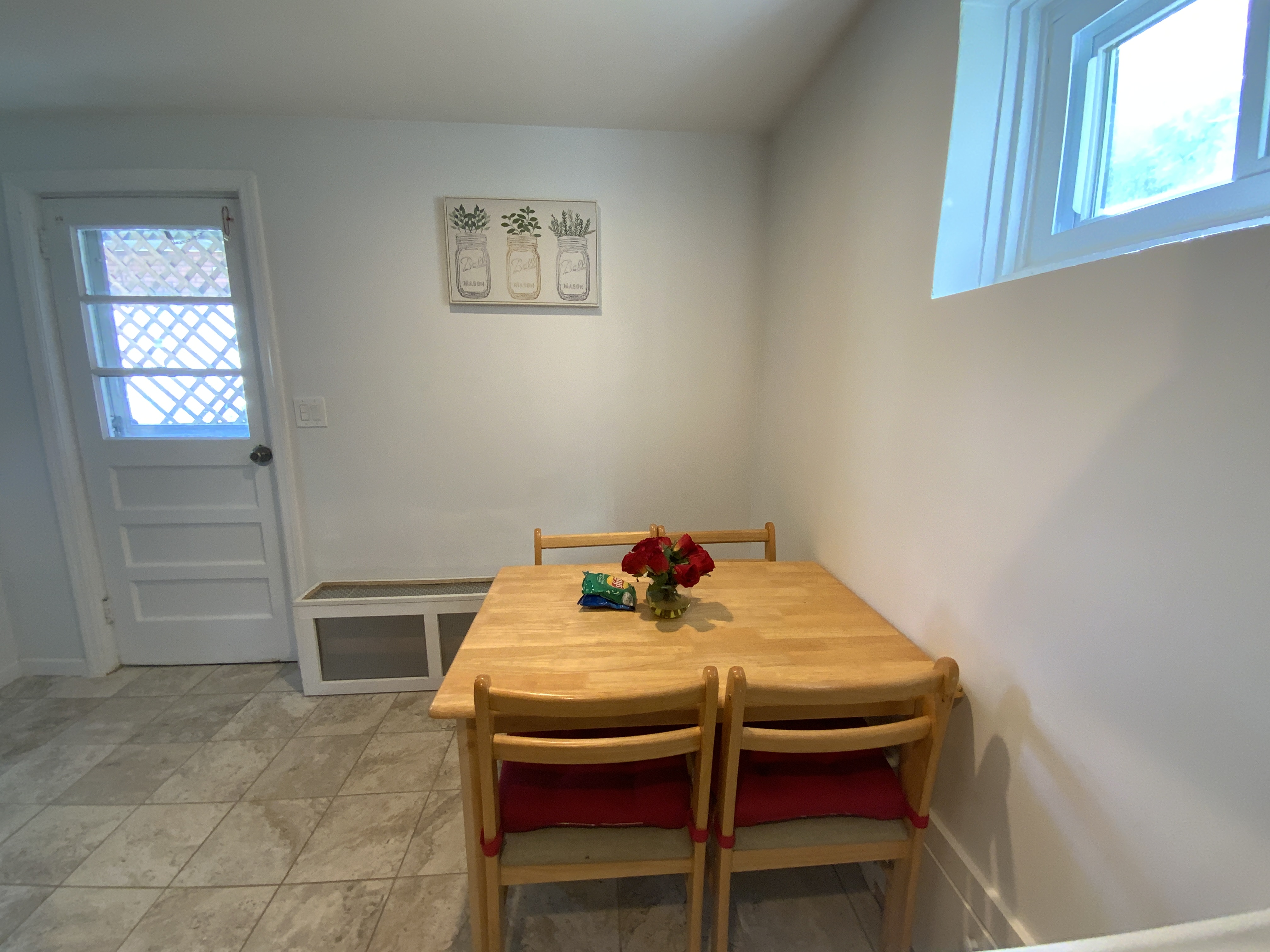 2 BR Home +Great Location +Laundry In-Unit +Full Kitchen: Upstairs Unit in a Two-Family House - Photo 5