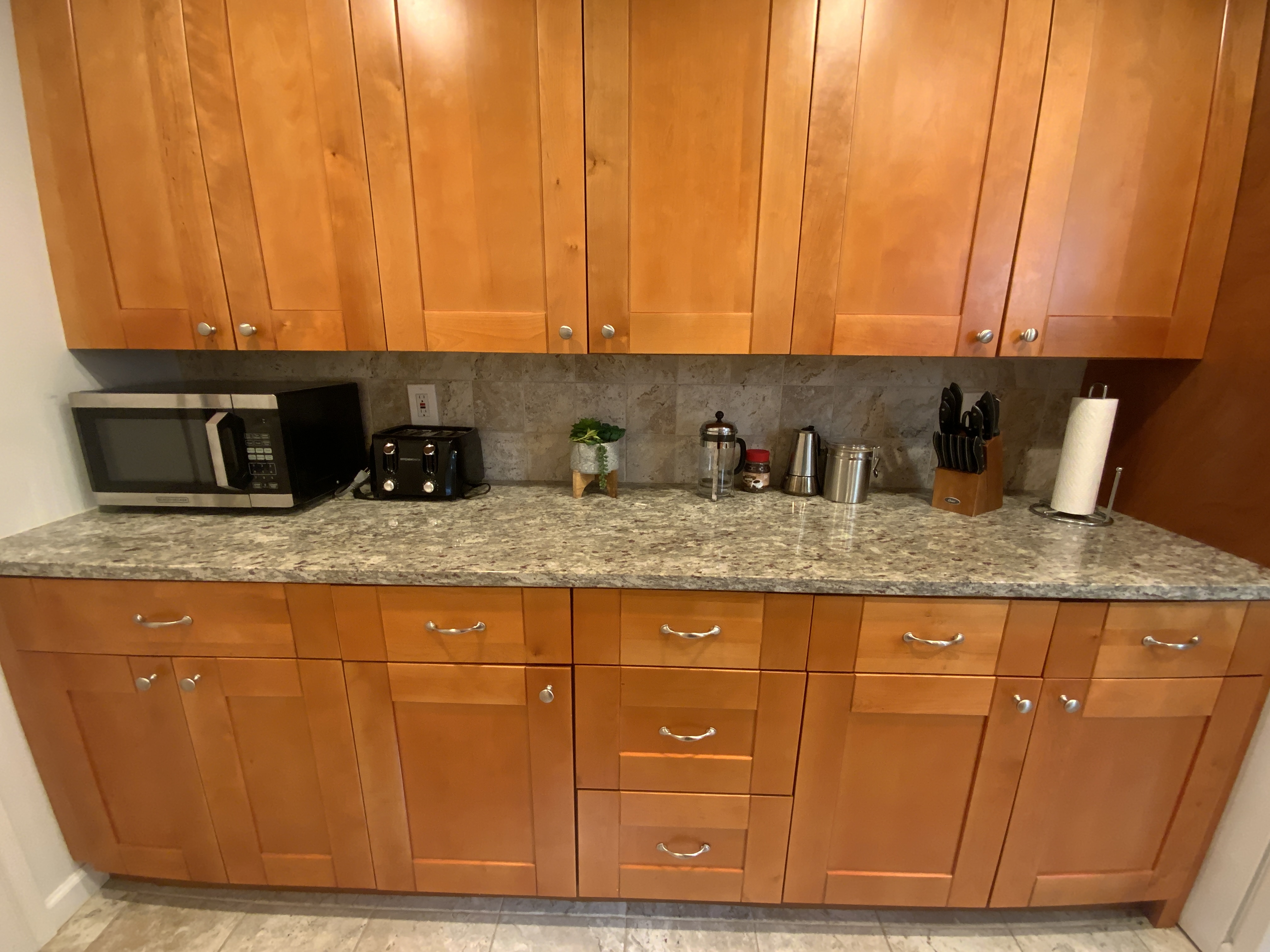 2 BR Home +Great Location +Laundry In-Unit +Full Kitchen: Upstairs Unit in a Two-Family House - Photo 3
