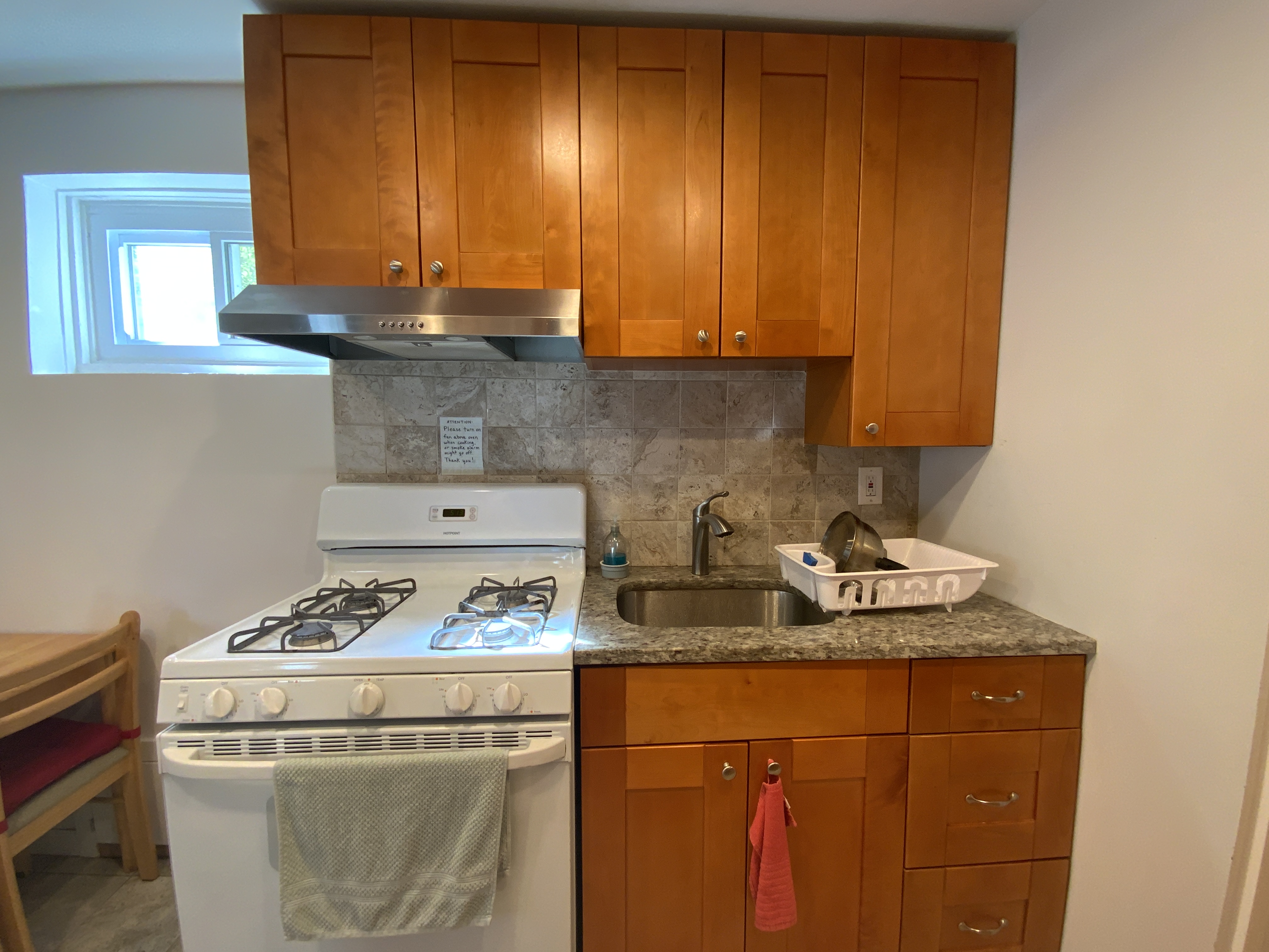 2 BR Home +Great Location +Laundry In-Unit +Full Kitchen: Upstairs Unit in a Two-Family House - Photo 4