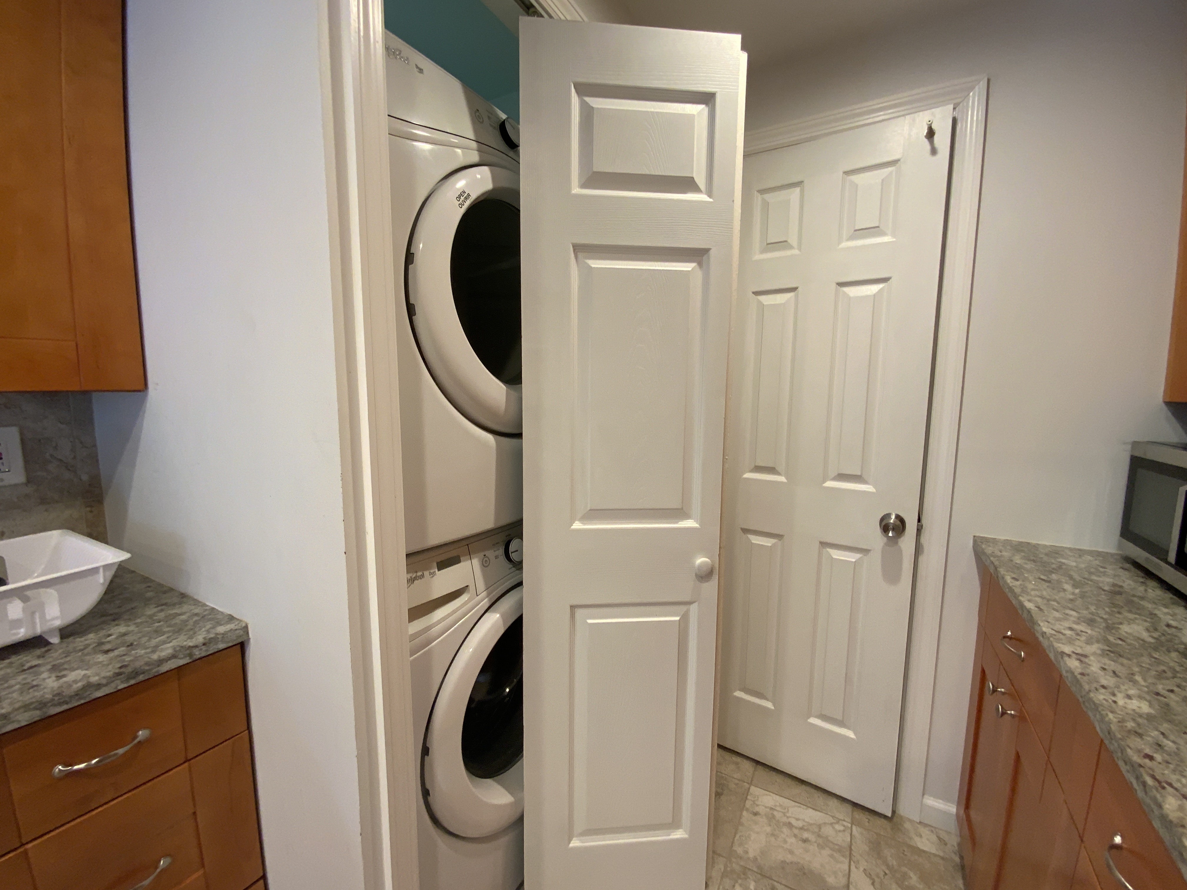 2 BR Home +Great Location +Laundry In-Unit +Full Kitchen: Upstairs Unit in a Two-Family House - Photo 6