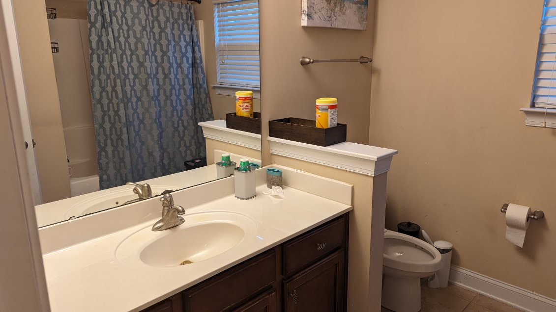 Relaxing Furnished Room With Private Bathroom, Workspace And Thoughtful Shared Amenities - Photo 7