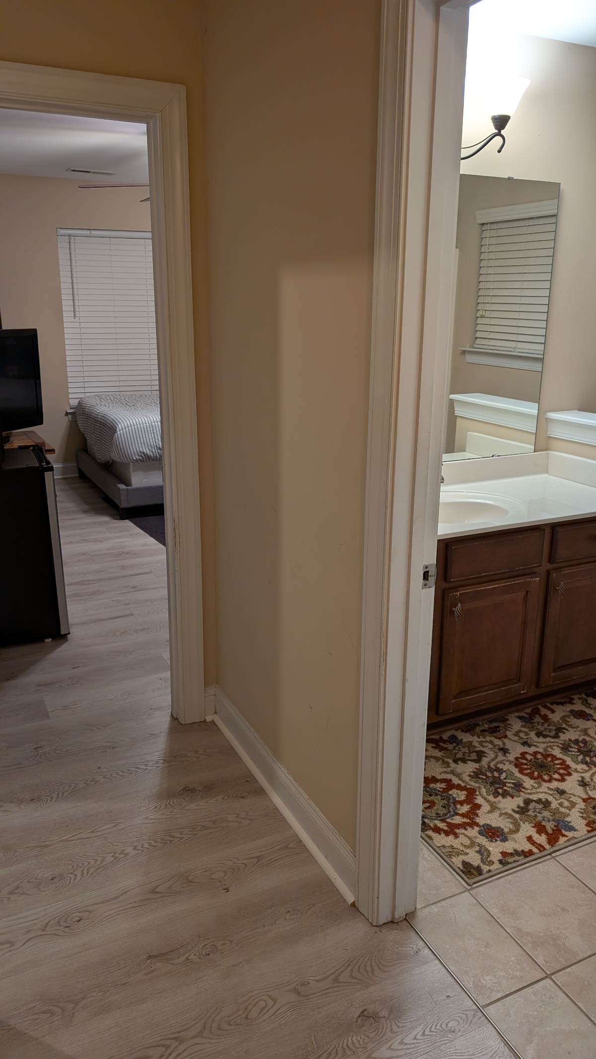 Relaxing Furnished Room With Private Bathroom, Workspace And Thoughtful Shared Amenities - Photo 9