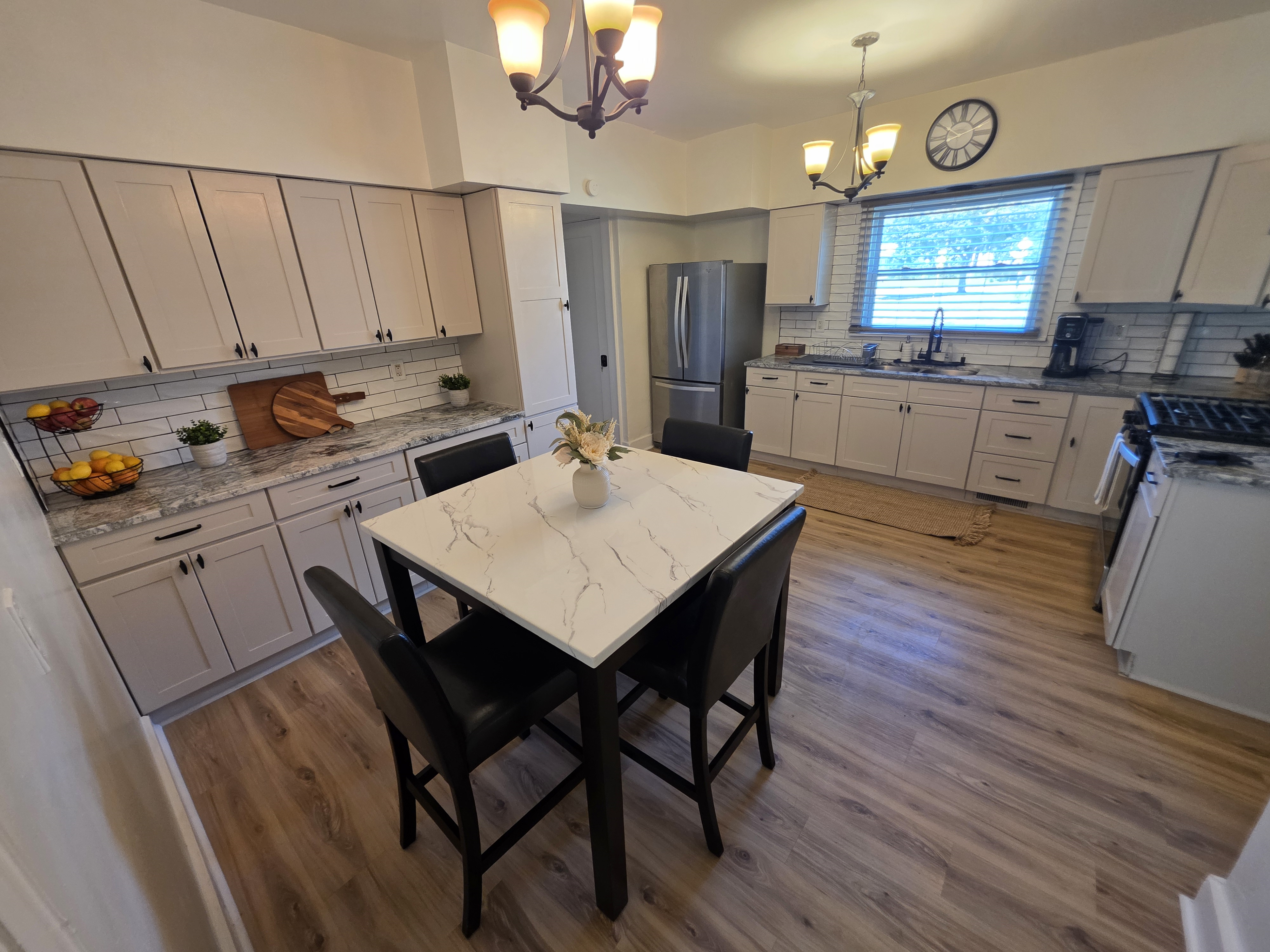Fully Furnished First Floor Retreat With Heated Porch, Fireplace, WiFi And In Unit Laundry - Photo 9
