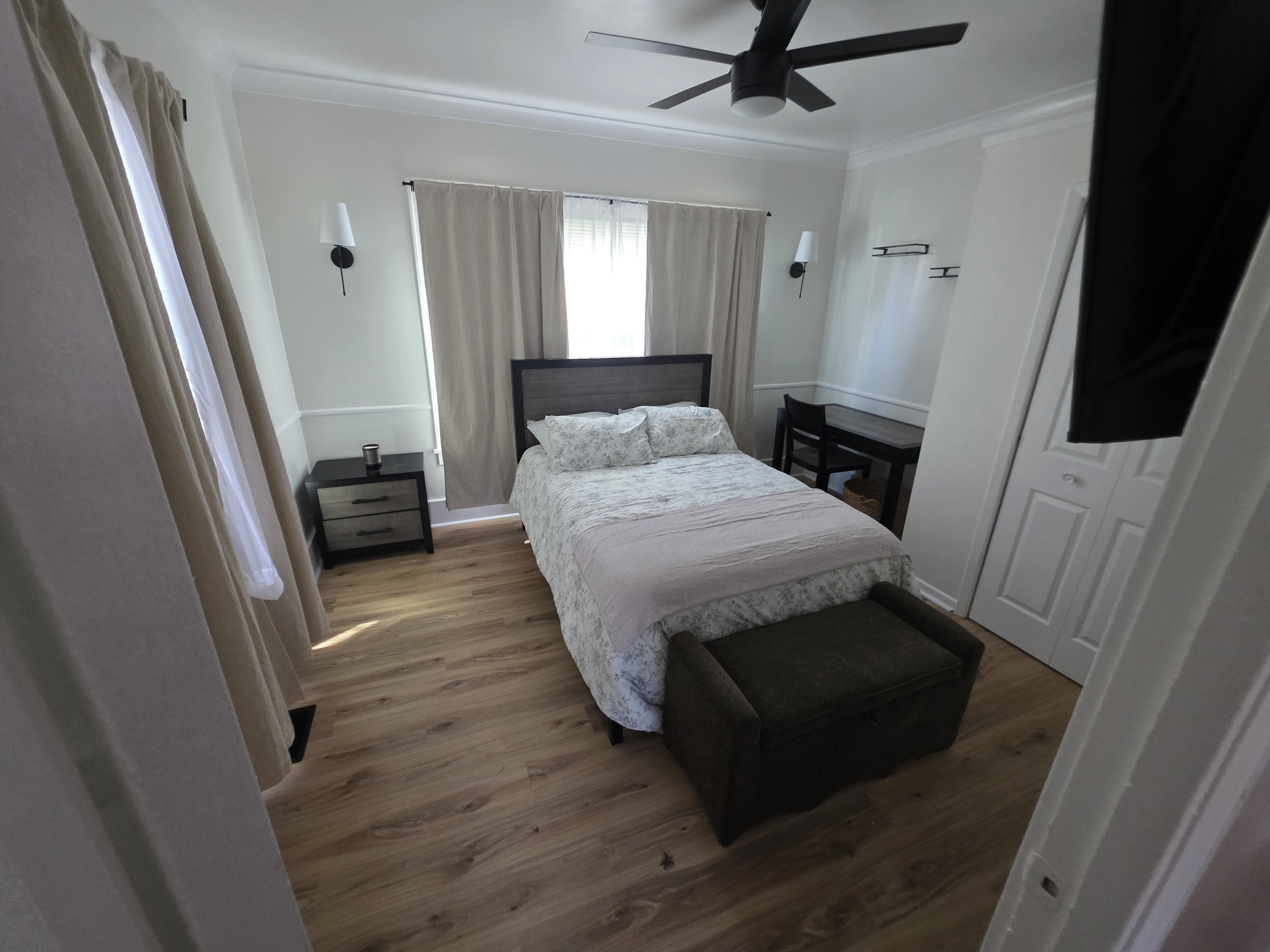 Fully Furnished First Floor Retreat With Heated Porch, Fireplace, WiFi And In Unit Laundry - Photo 12