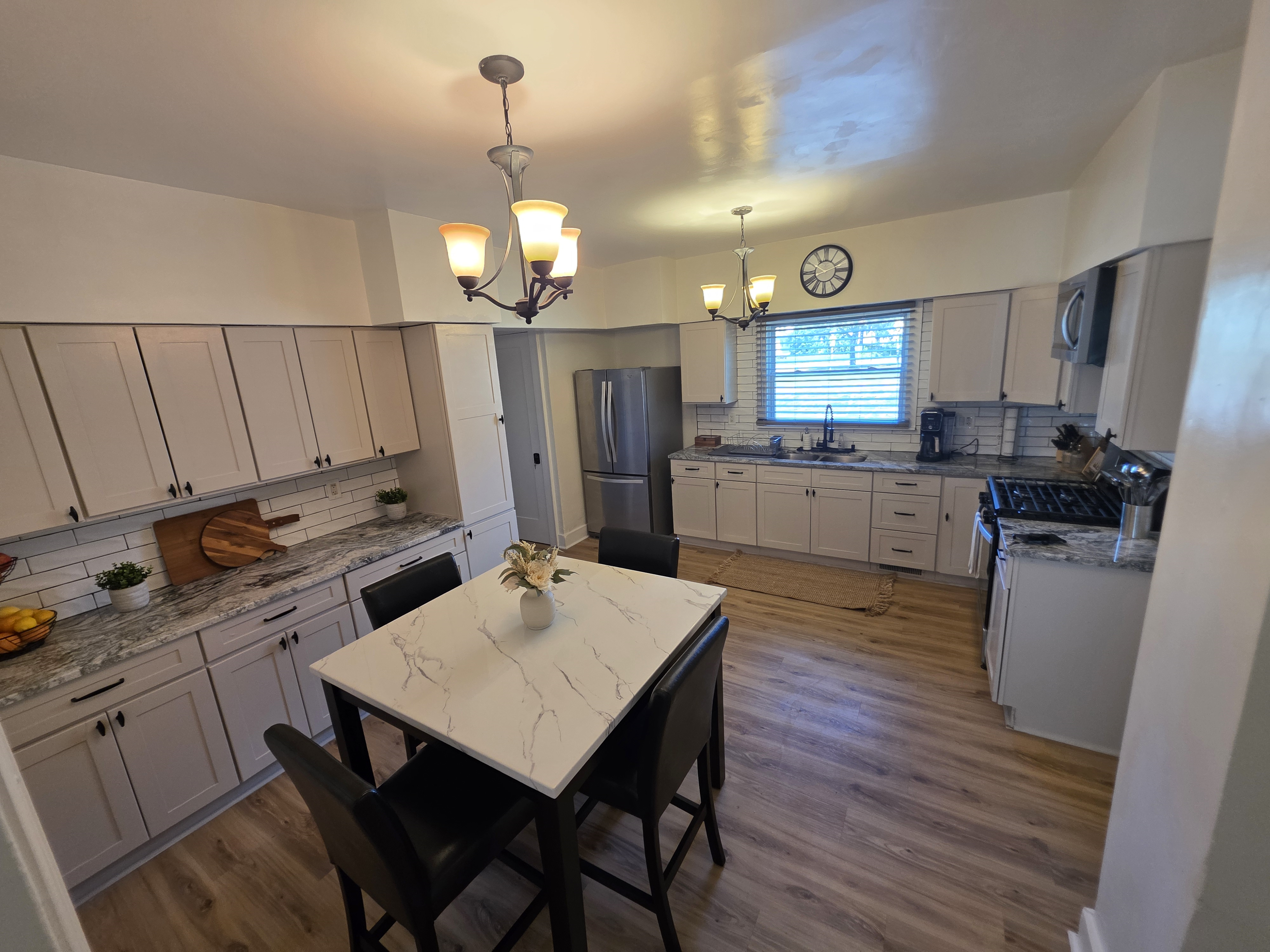 Fully Furnished First Floor Retreat With Heated Porch, Fireplace, WiFi And In Unit Laundry - Photo 8
