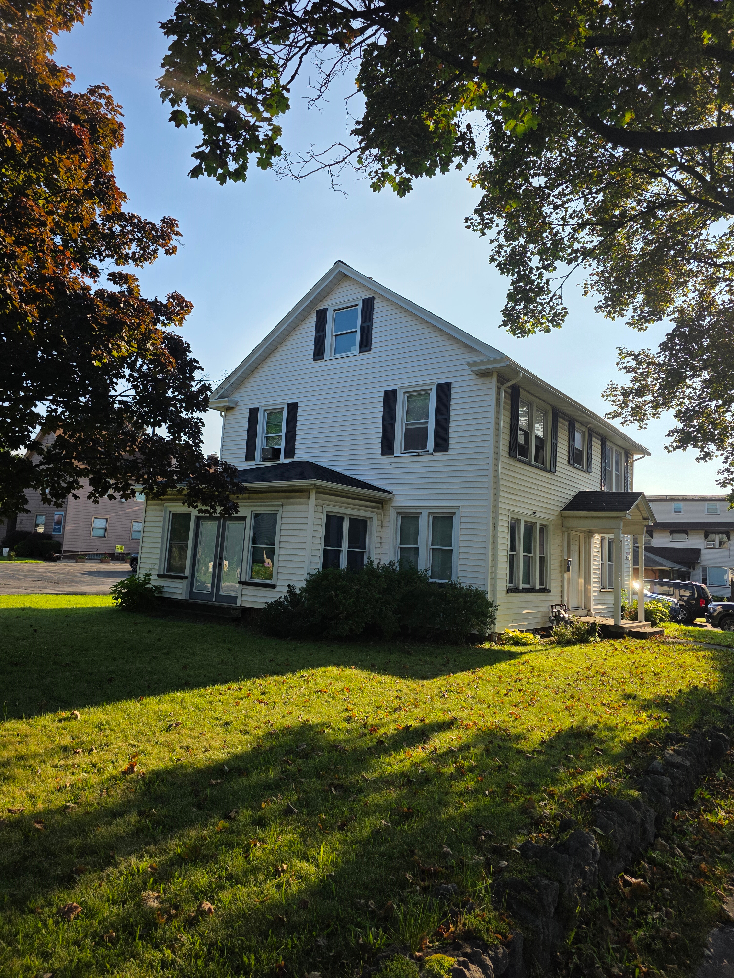 Fully Furnished First Floor Retreat With Heated Porch, Fireplace, WiFi And In Unit Laundry - Photo 2
