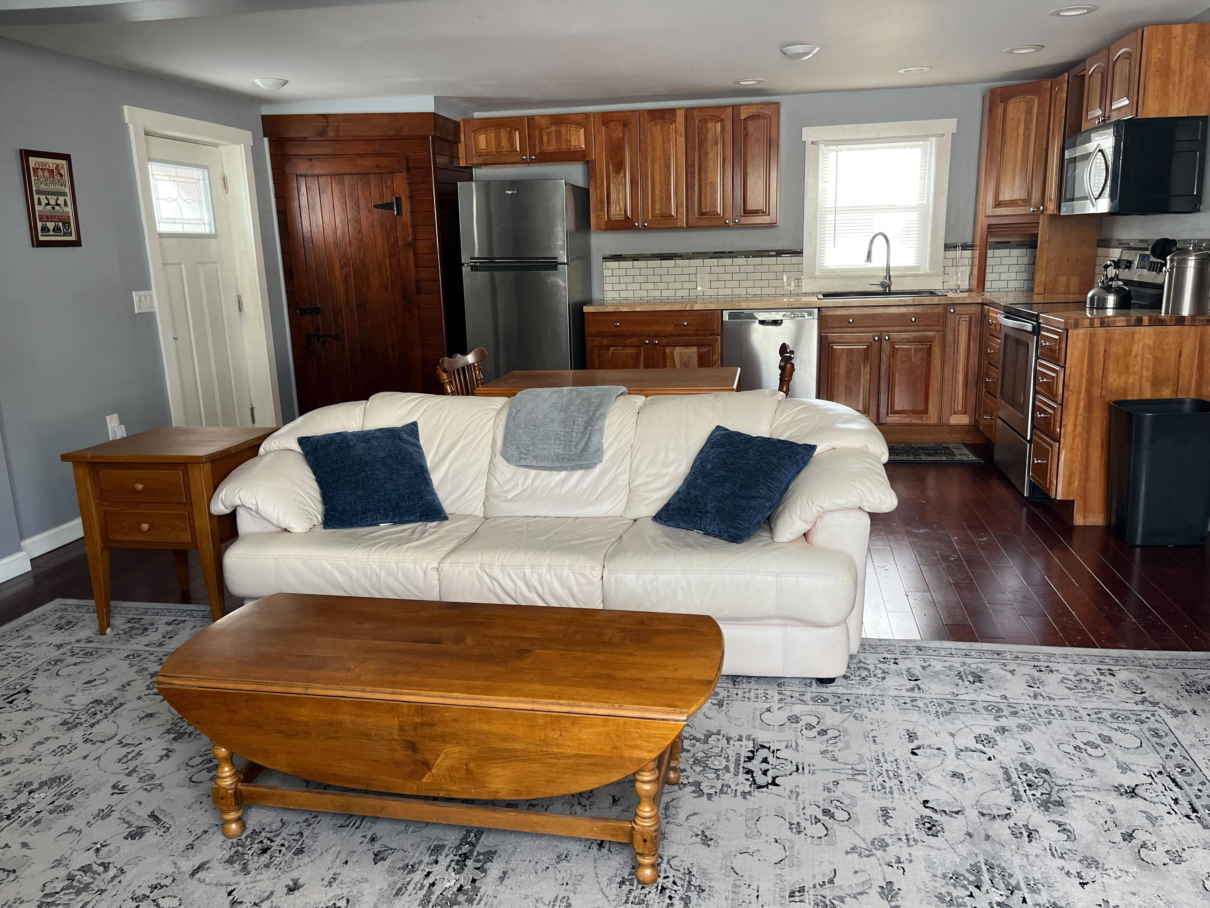 Charming 1-Bedroom Apartment in Quiet Windsor Neighborhood - Photo 2
