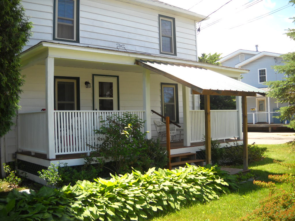 Essex Junction duplex apartment near 5-corners bus, train, bakeries, ethnic food - Photo 1