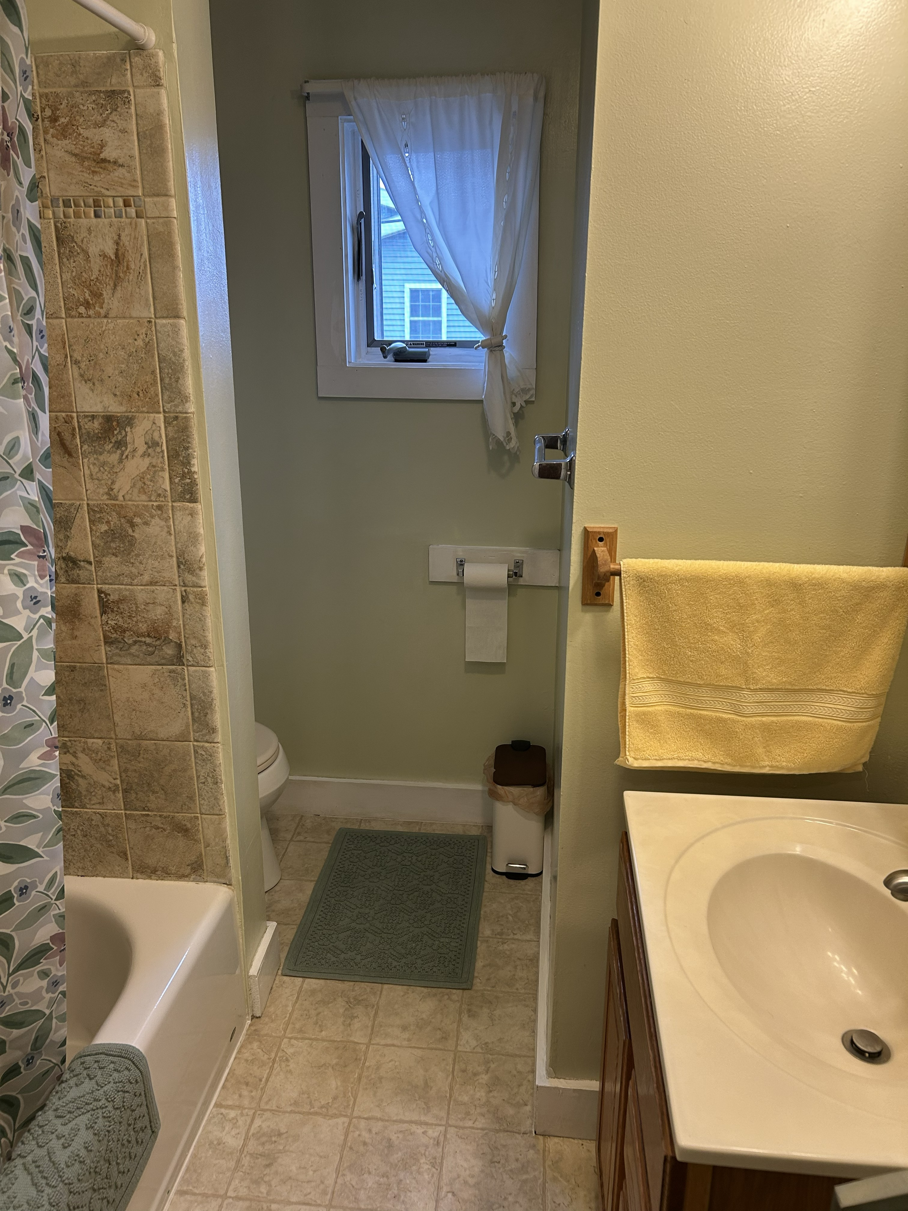 Essex Junction duplex apartment near 5-corners bus, train, bakeries, ethnic food - Photo 9