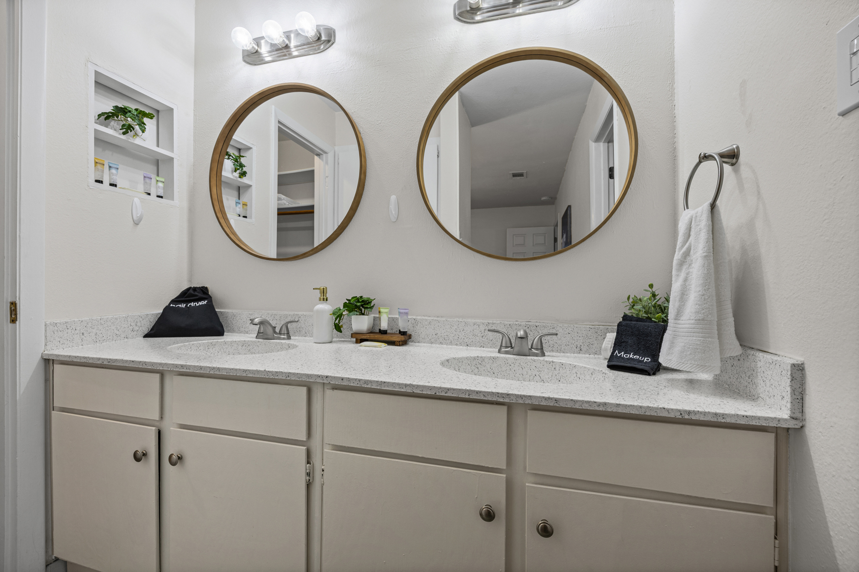 2BR North Loop Retreat | Pool + Parking - Photo 3