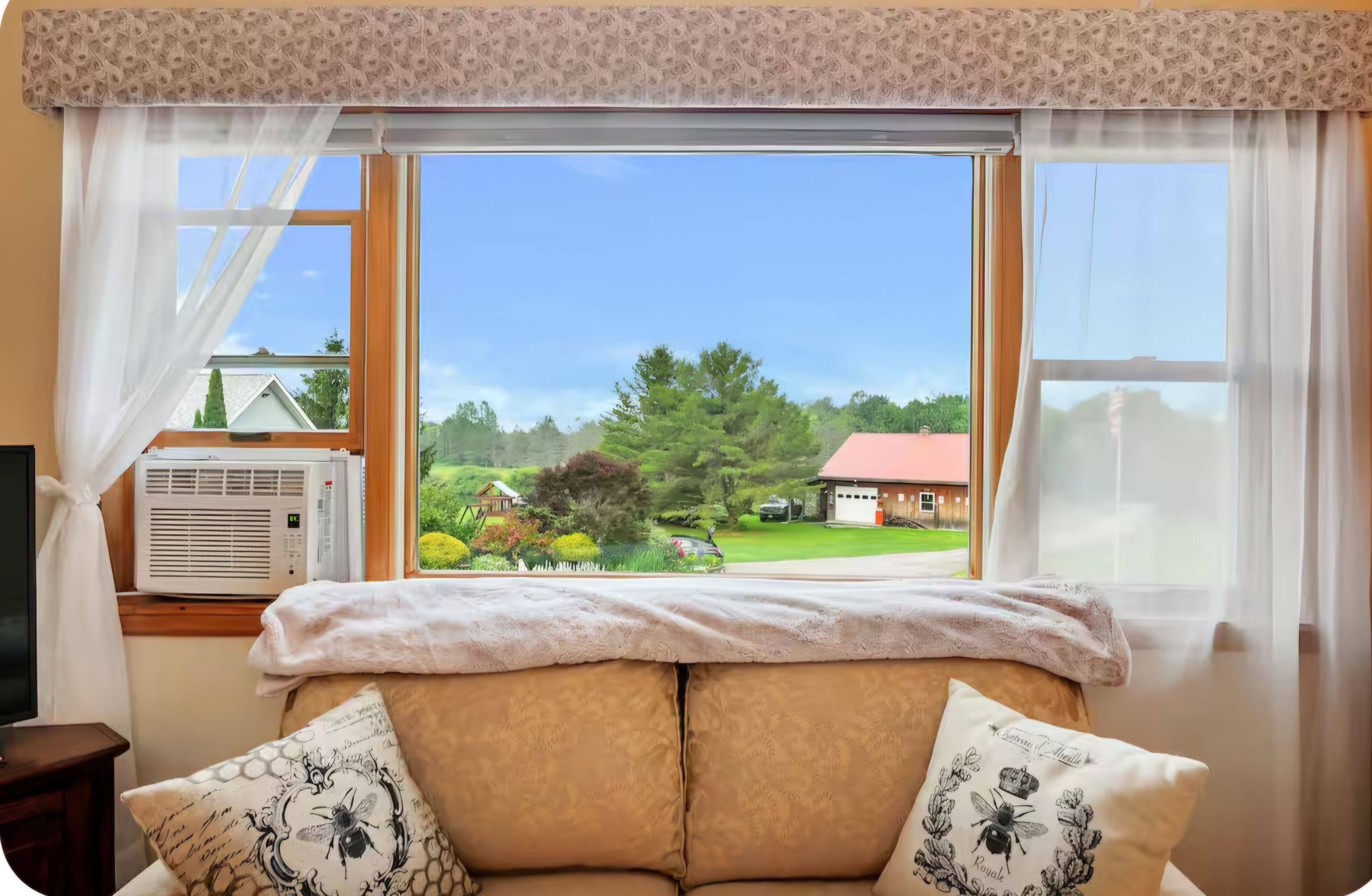 "Wake Up to Wide-Open Skies: Charming Farmhouse Apartment Ready Now - Photo 4