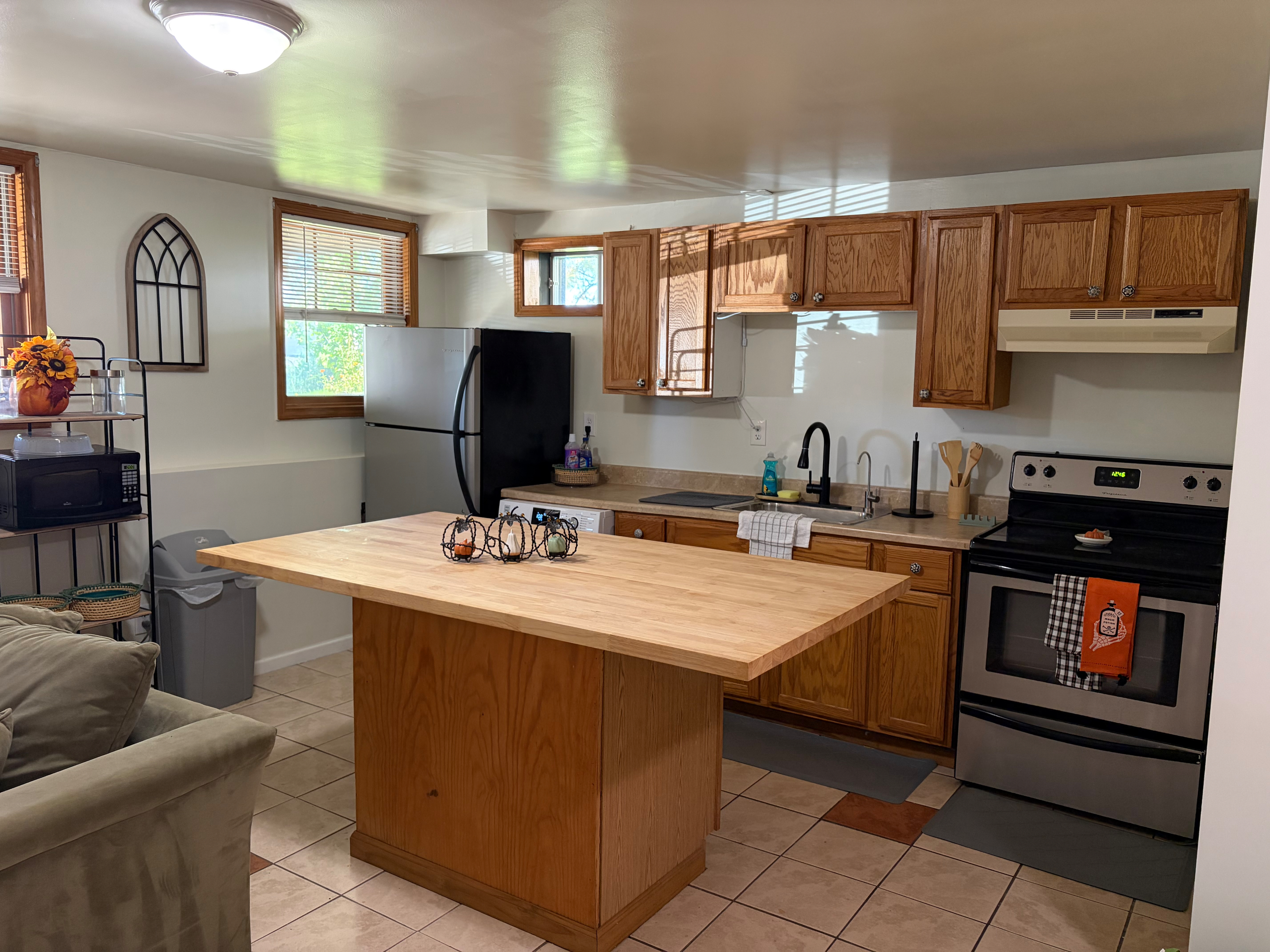 Fully furnished in-law apartment with driveway parking - Photo 2