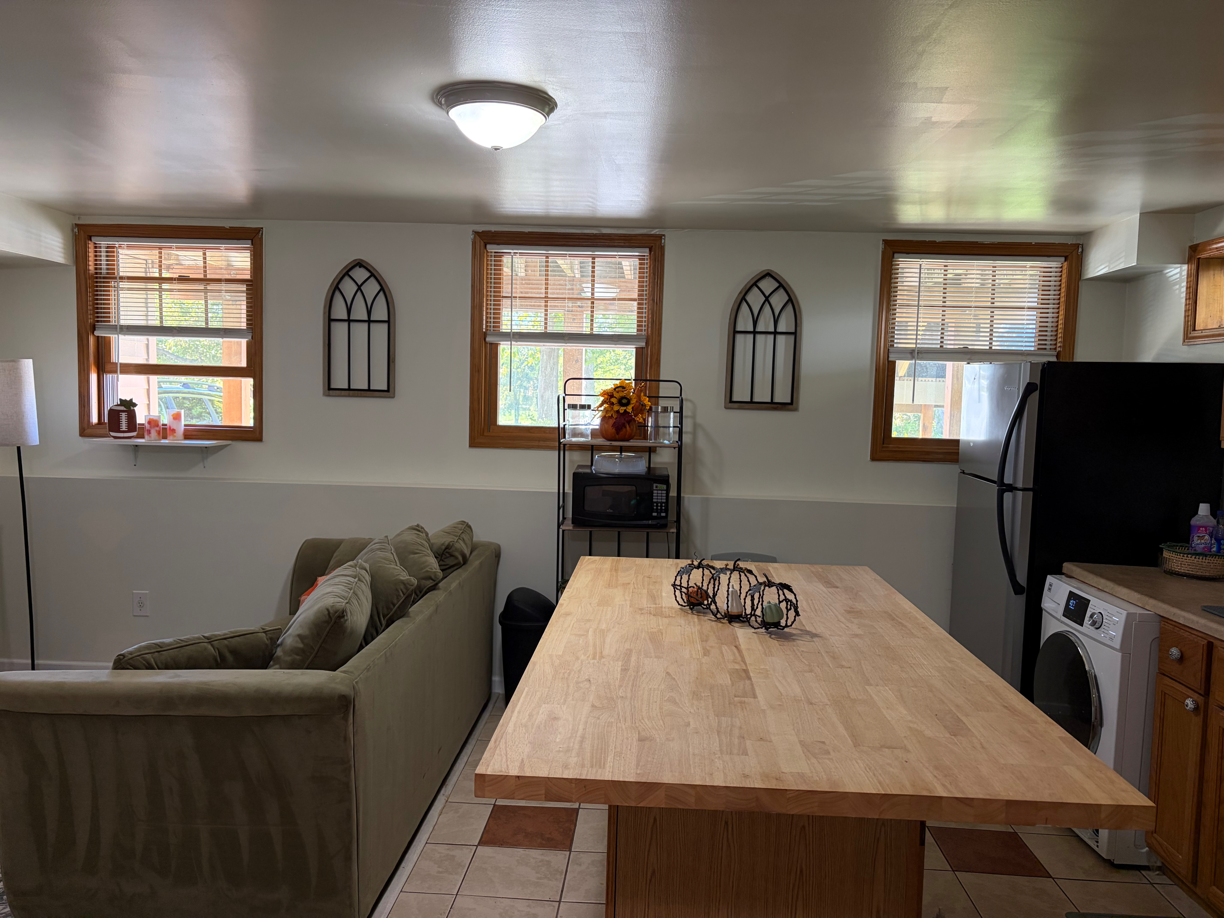 Fully furnished in-law apartment with driveway parking - Photo 3