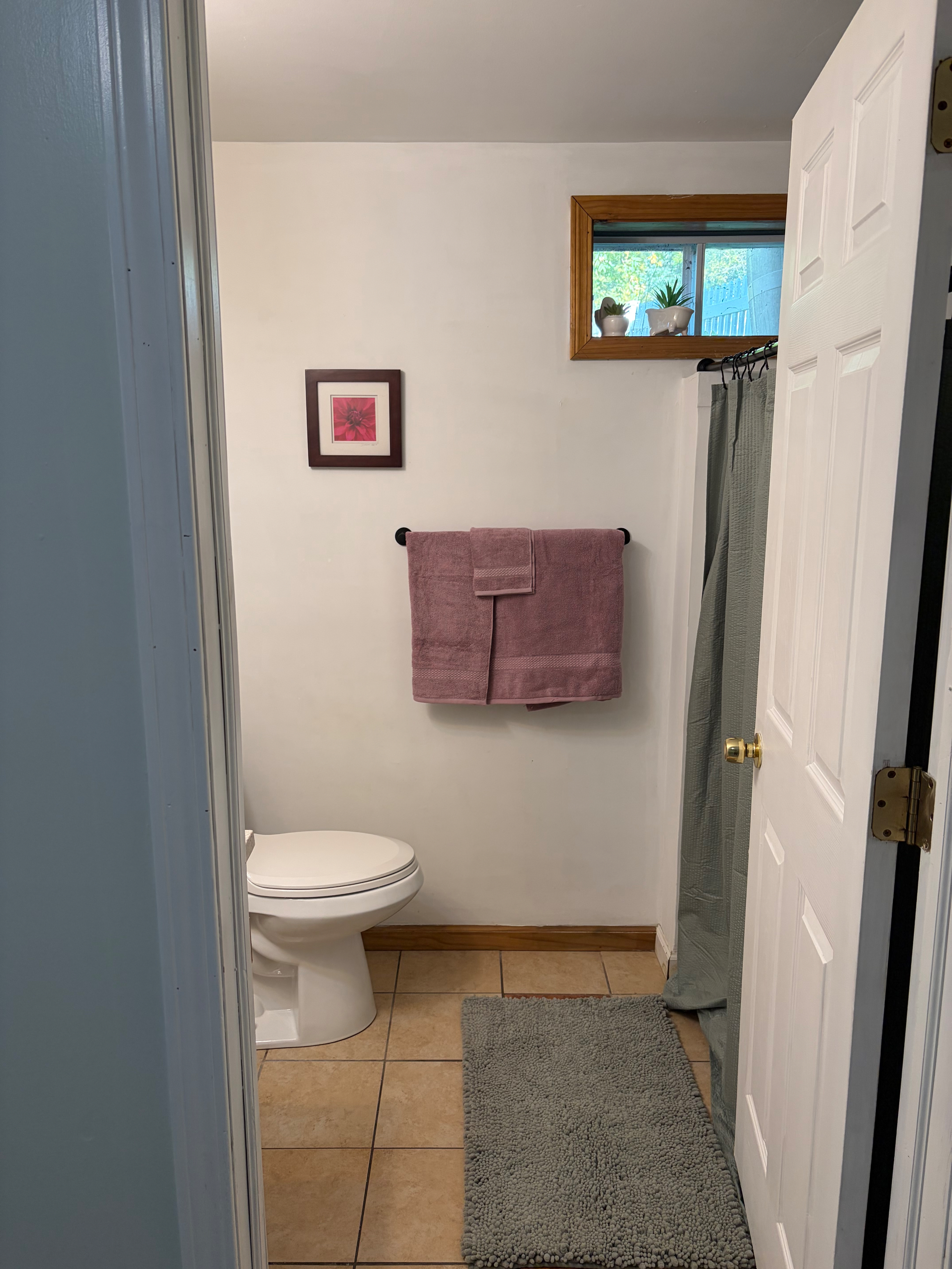 Fully furnished in-law apartment with driveway parking - Photo 4