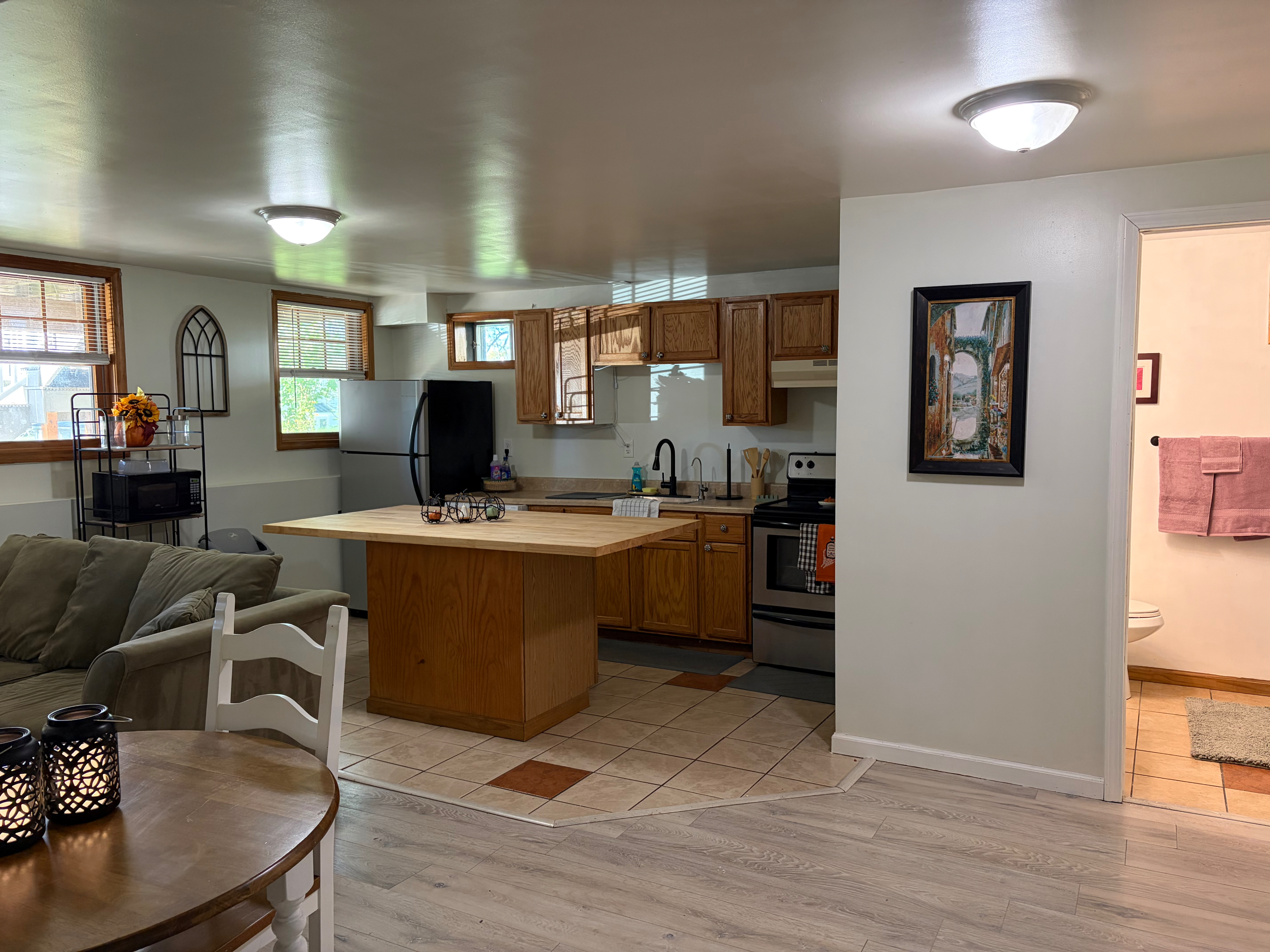 Fully furnished in-law apartment with driveway parking - Photo 5