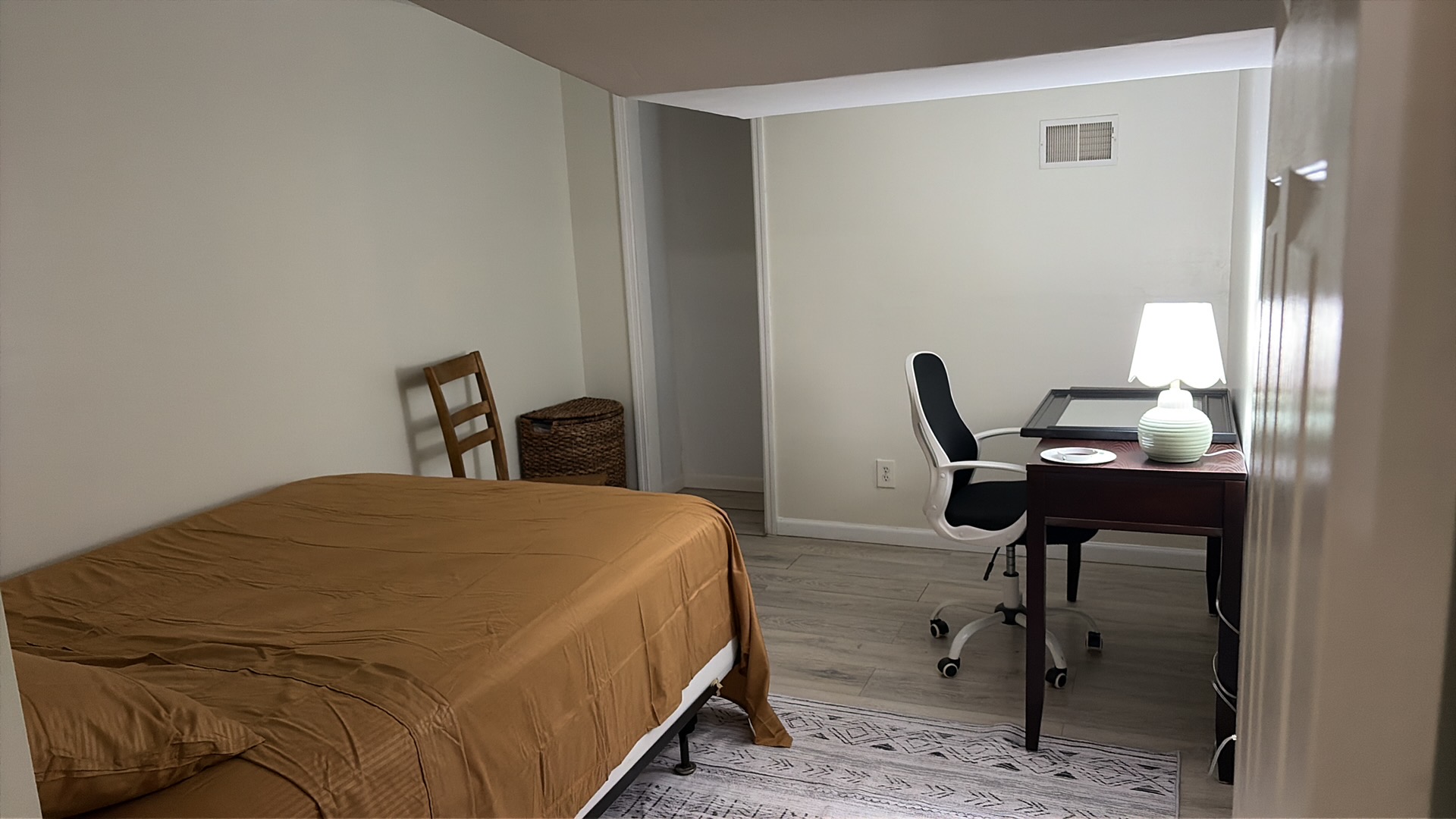 Fully furnished in-law apartment with driveway parking - Photo 6