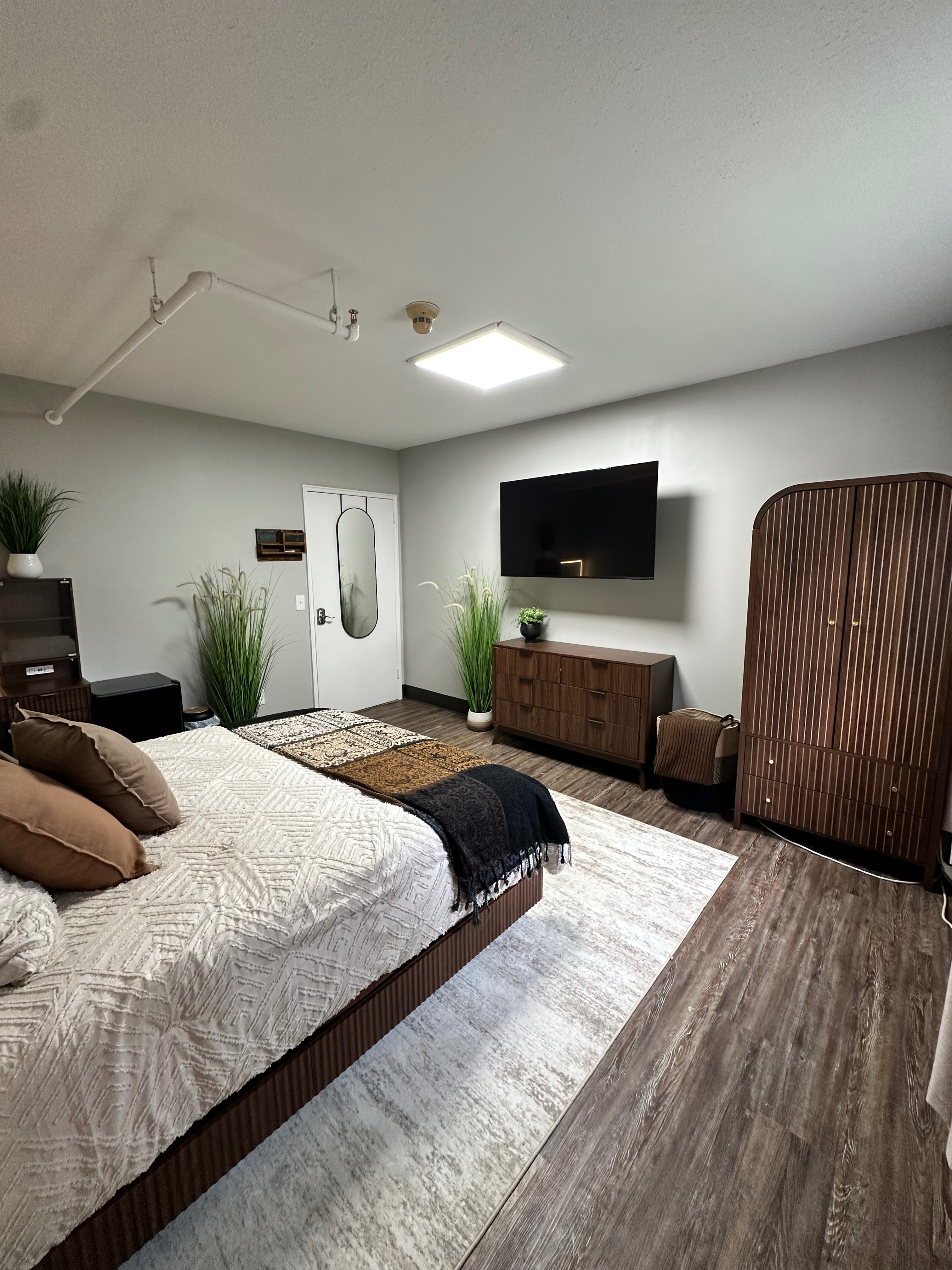 Clean, Quiet, Everything Included, Blocks from the Hospital - Photo 5