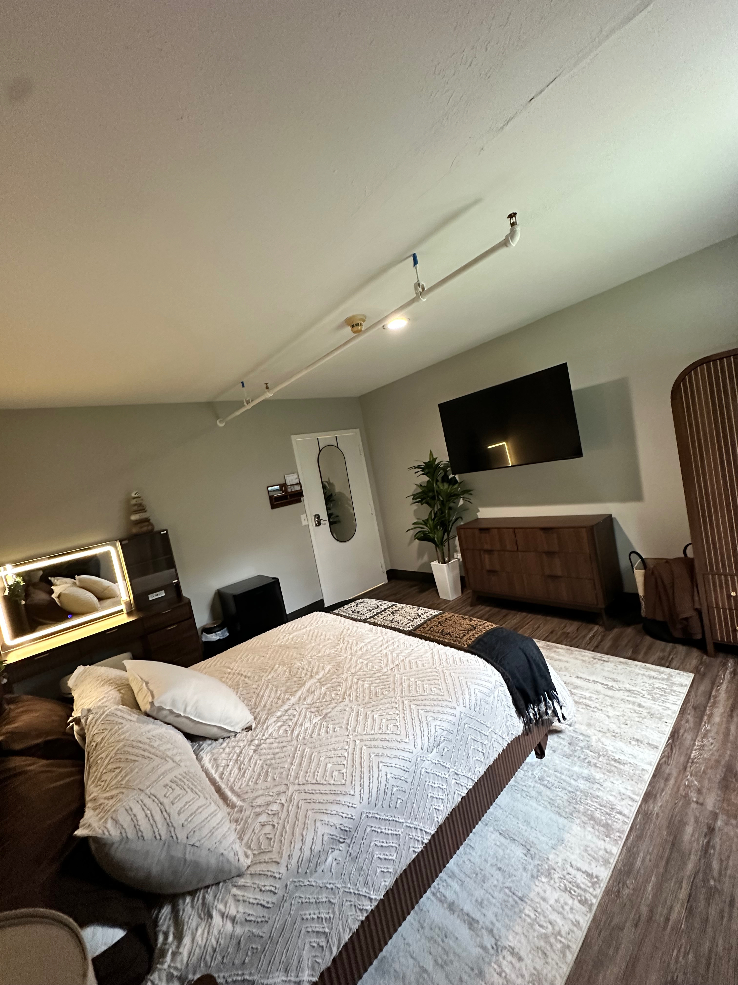 Clean, Quiet, Everything Included, Blocks from the Hospital - Photo 4