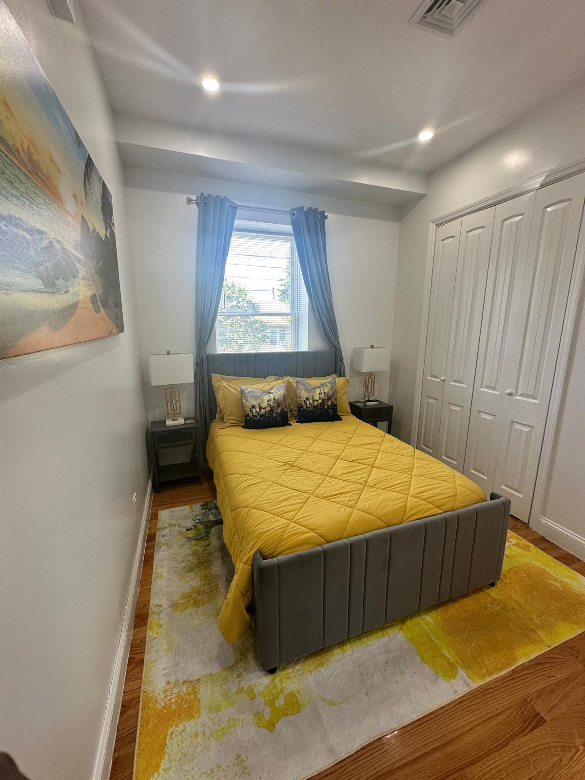 ***Room for Rent*** Bright and Sunny*** Newly Renovated*** Private Home*** Many Amenities*** All Uti - Photo 1