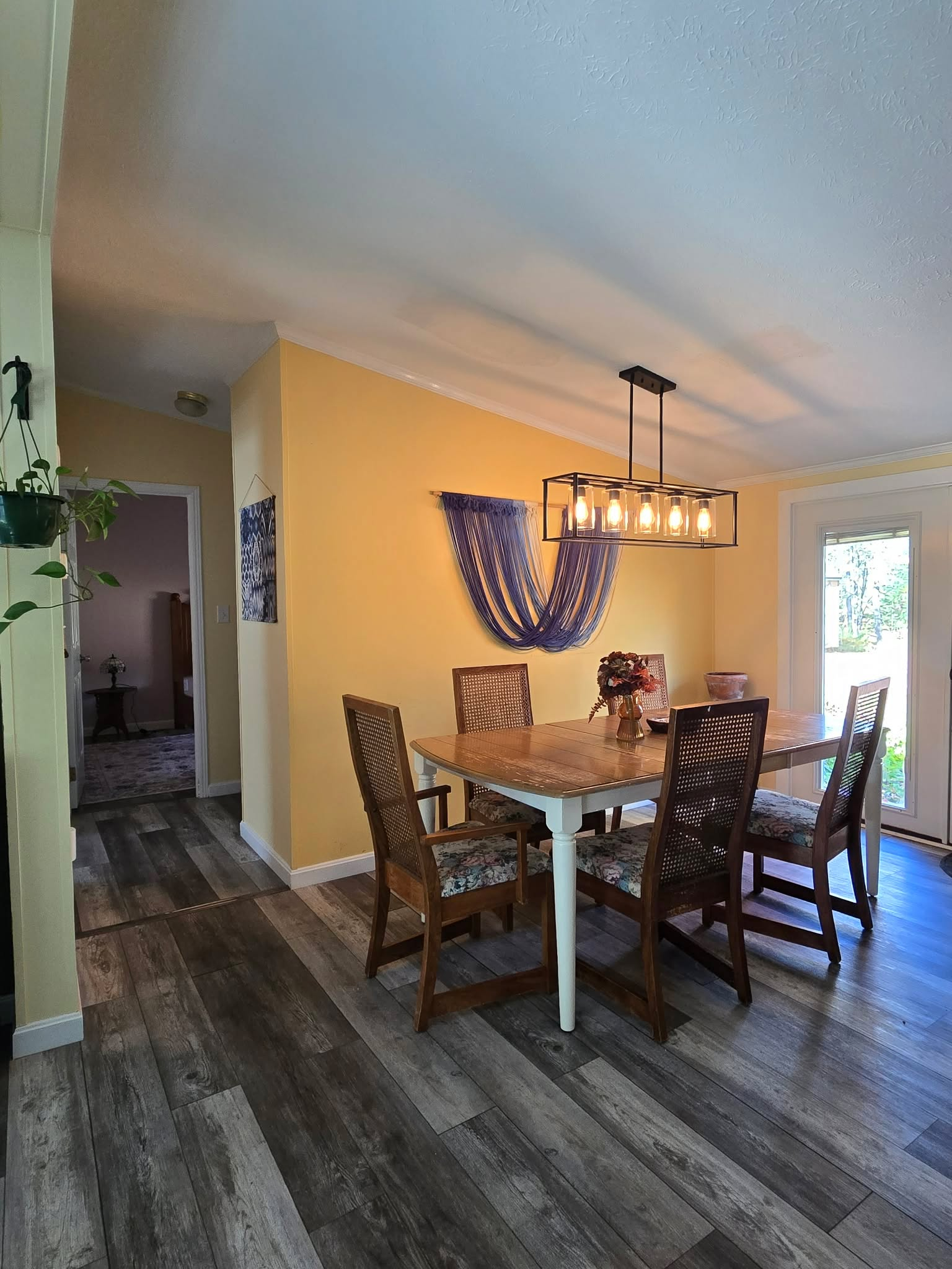 Eden Escape, 3 bedroom cozy home in quiet neighborhood - Photo 6