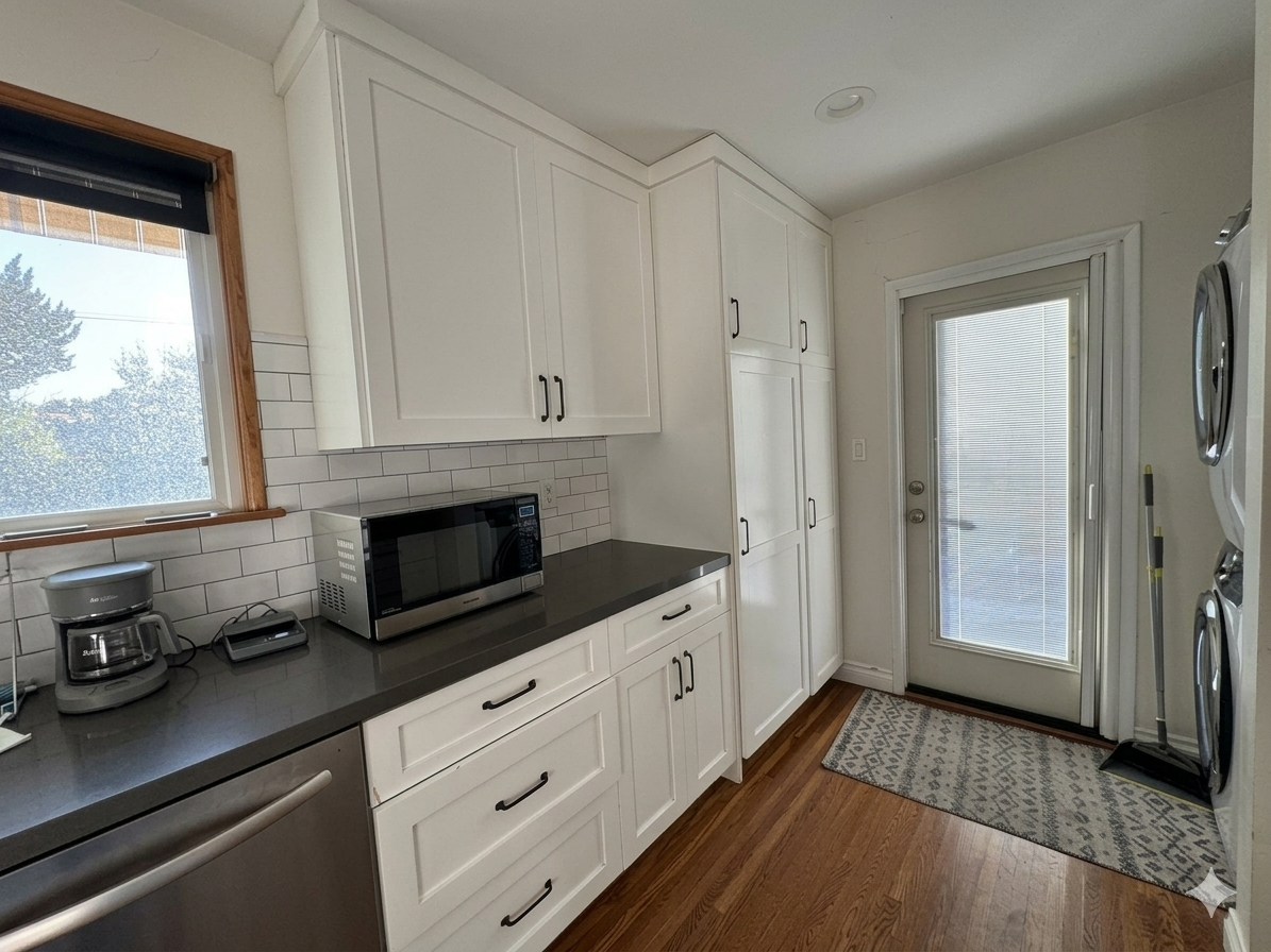 Furnished 3BR/2BA Home with Yard & Biweekly Cleaning | Palms / West LA - Photo 5