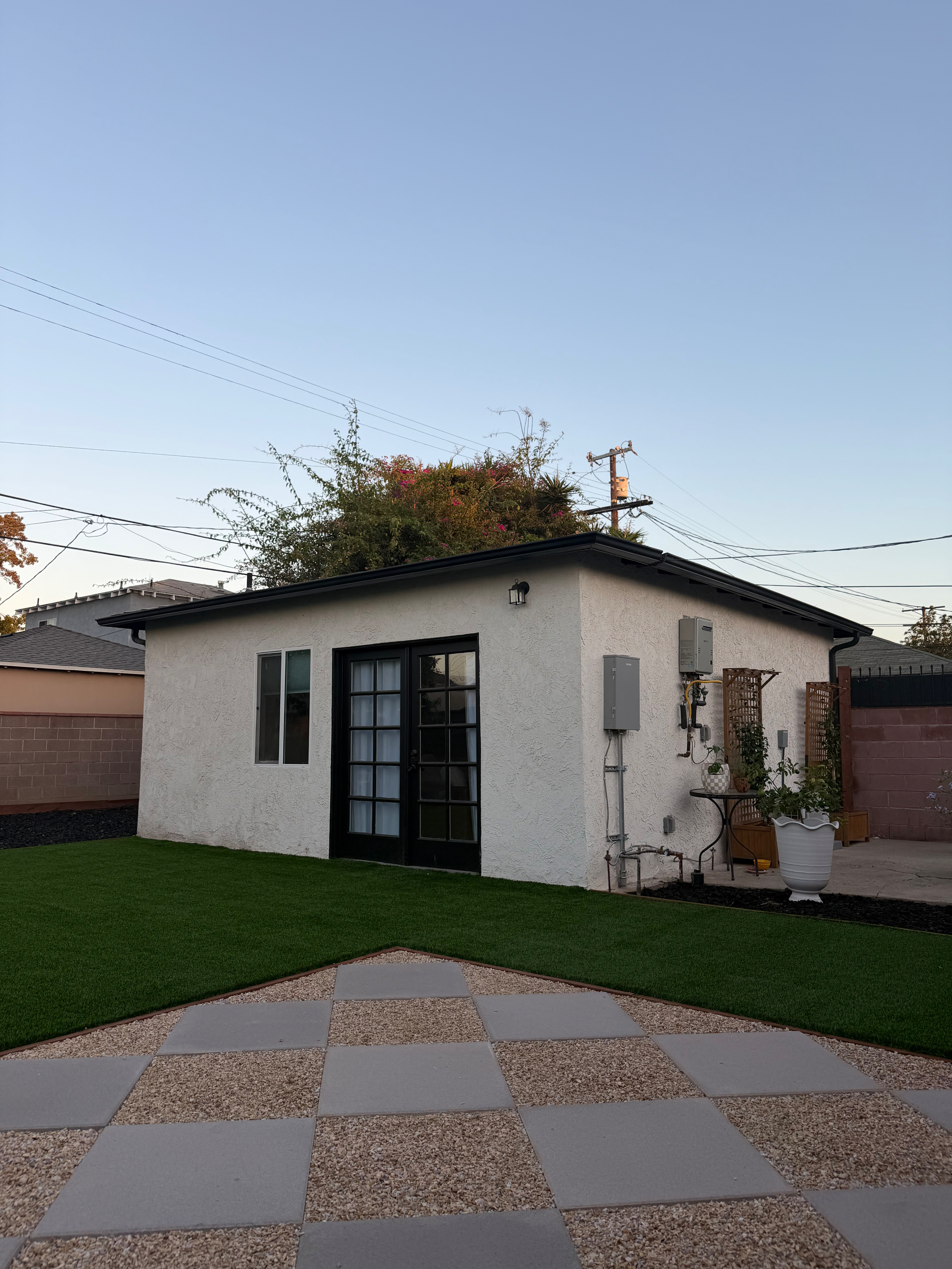 Guest House in Los Angeles - Photo 2