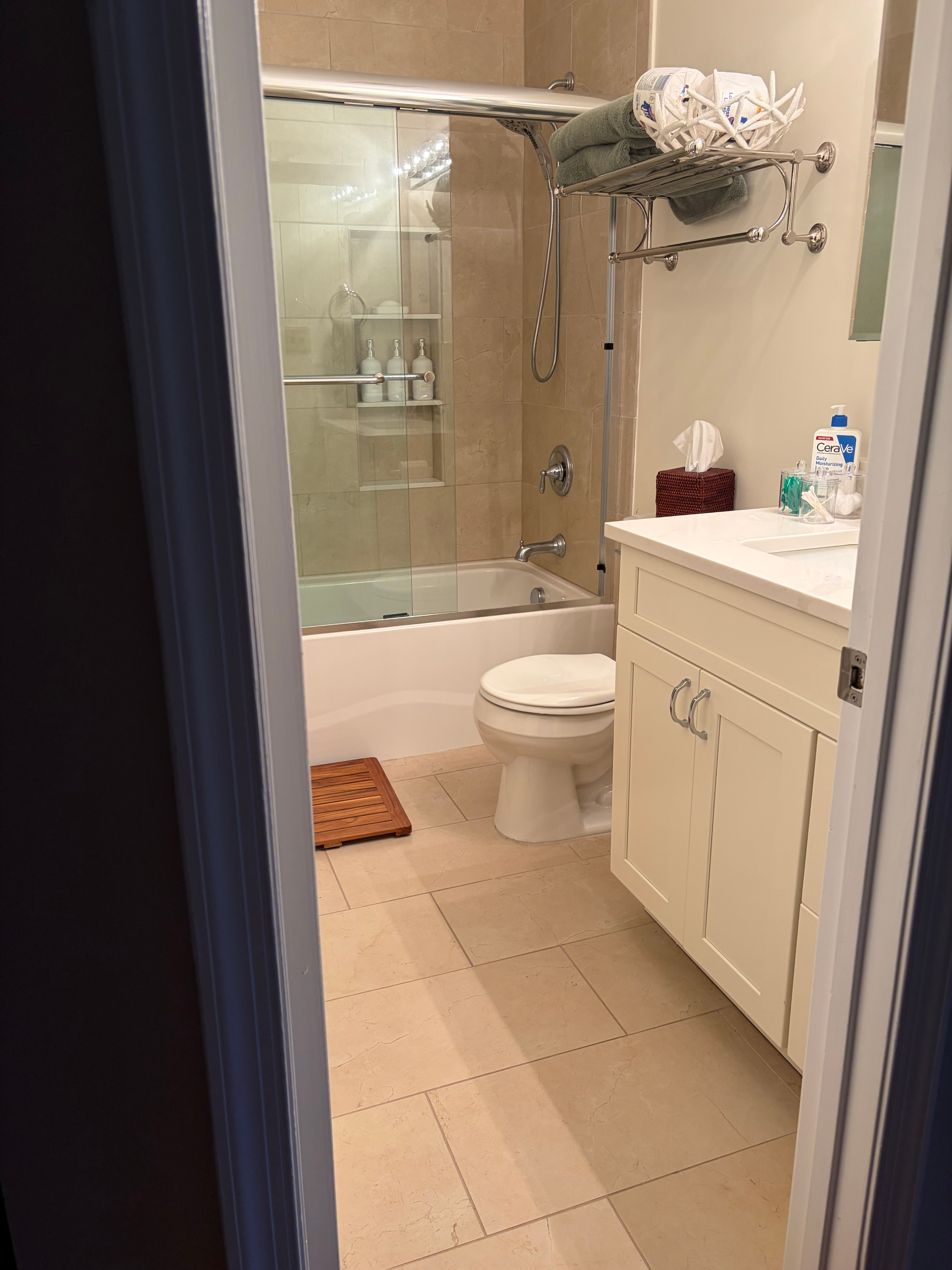 Quite Oasis for Professionals.  Private Bed/Bath.  Very Nice Walkable Neighborhood. - Photo 7