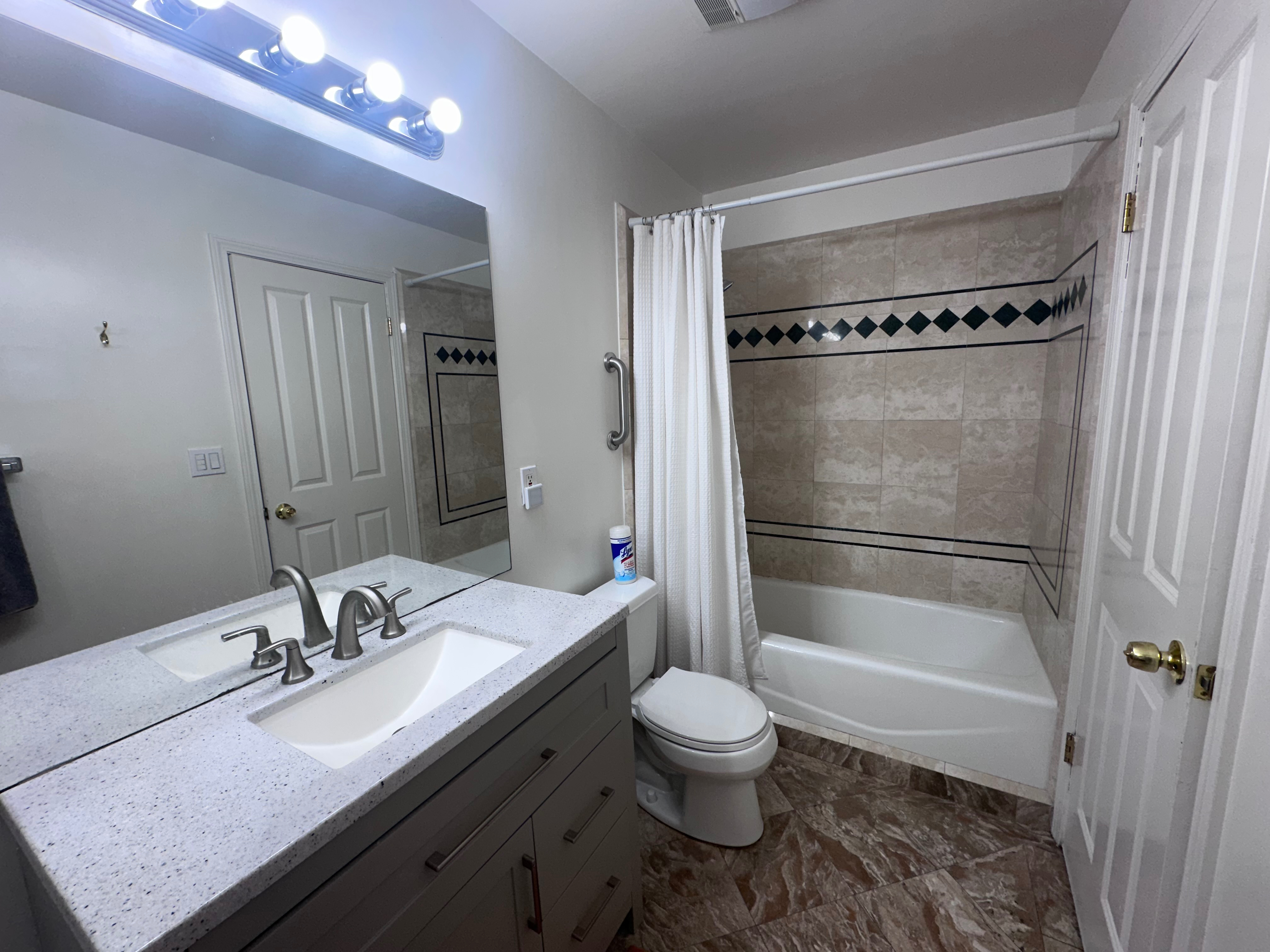 High ceiling 1-bed entire apt w/ private outdoor patio - Photo 3