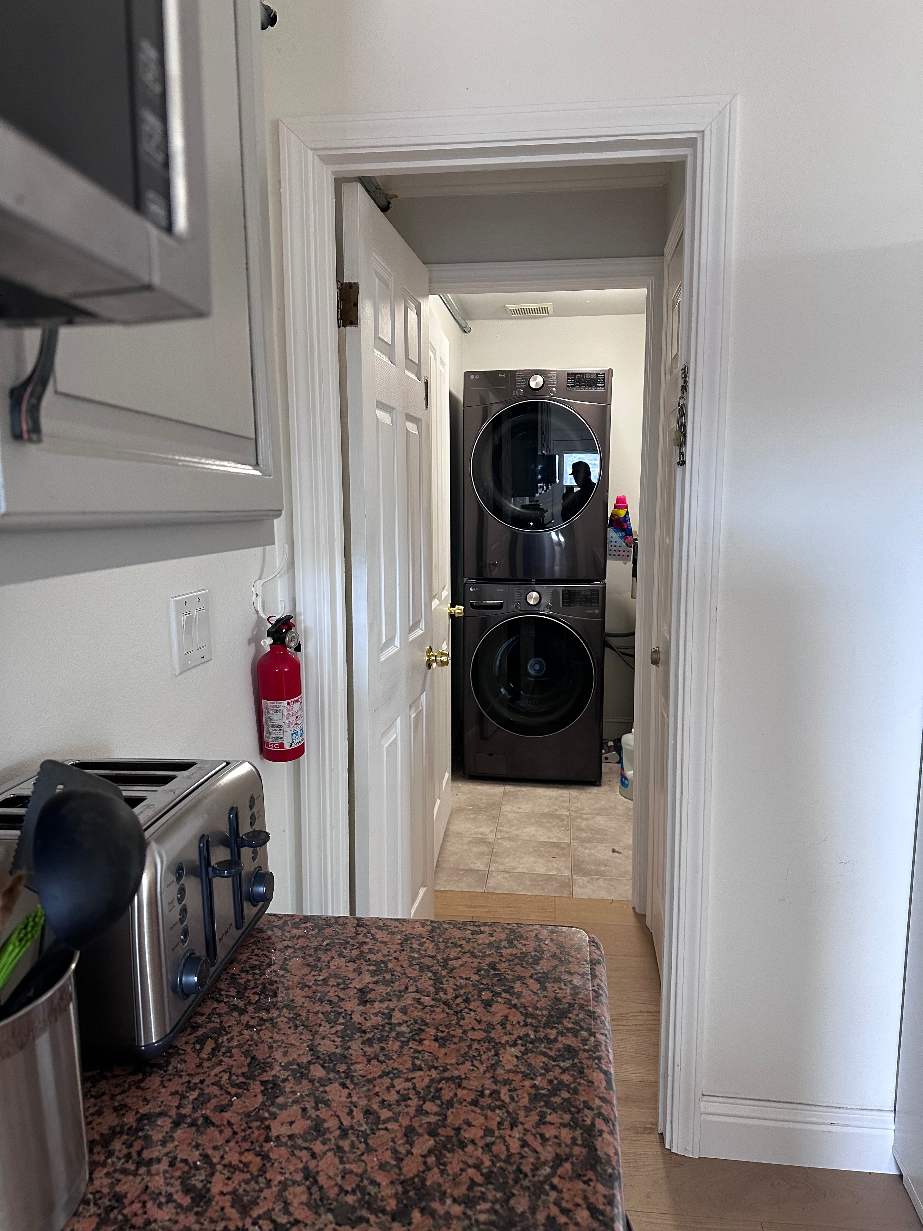 High ceiling 1-bed entire apt w/ private outdoor patio - Photo 6