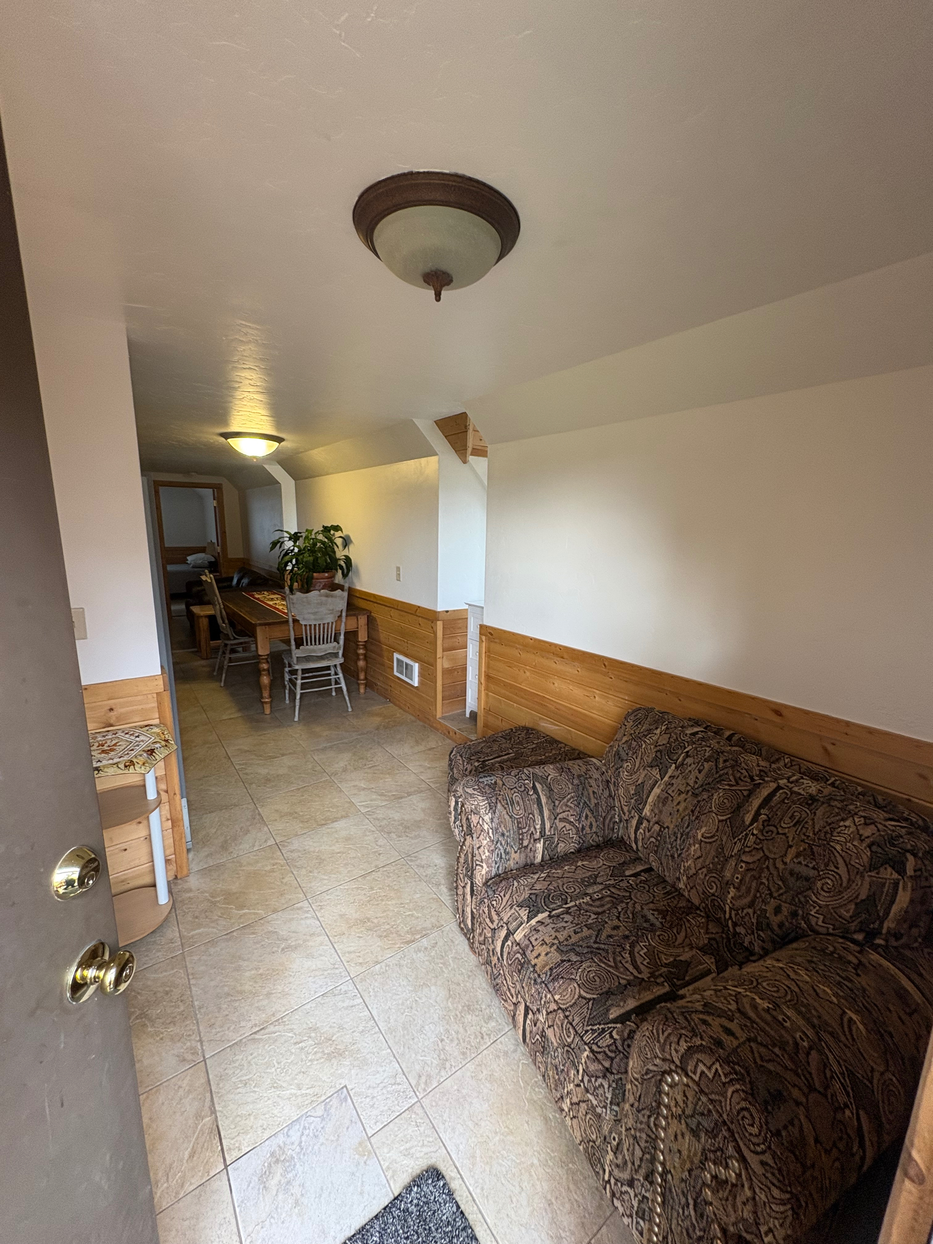 One bedroom, one bath, full kitchen and living area - Photo 2