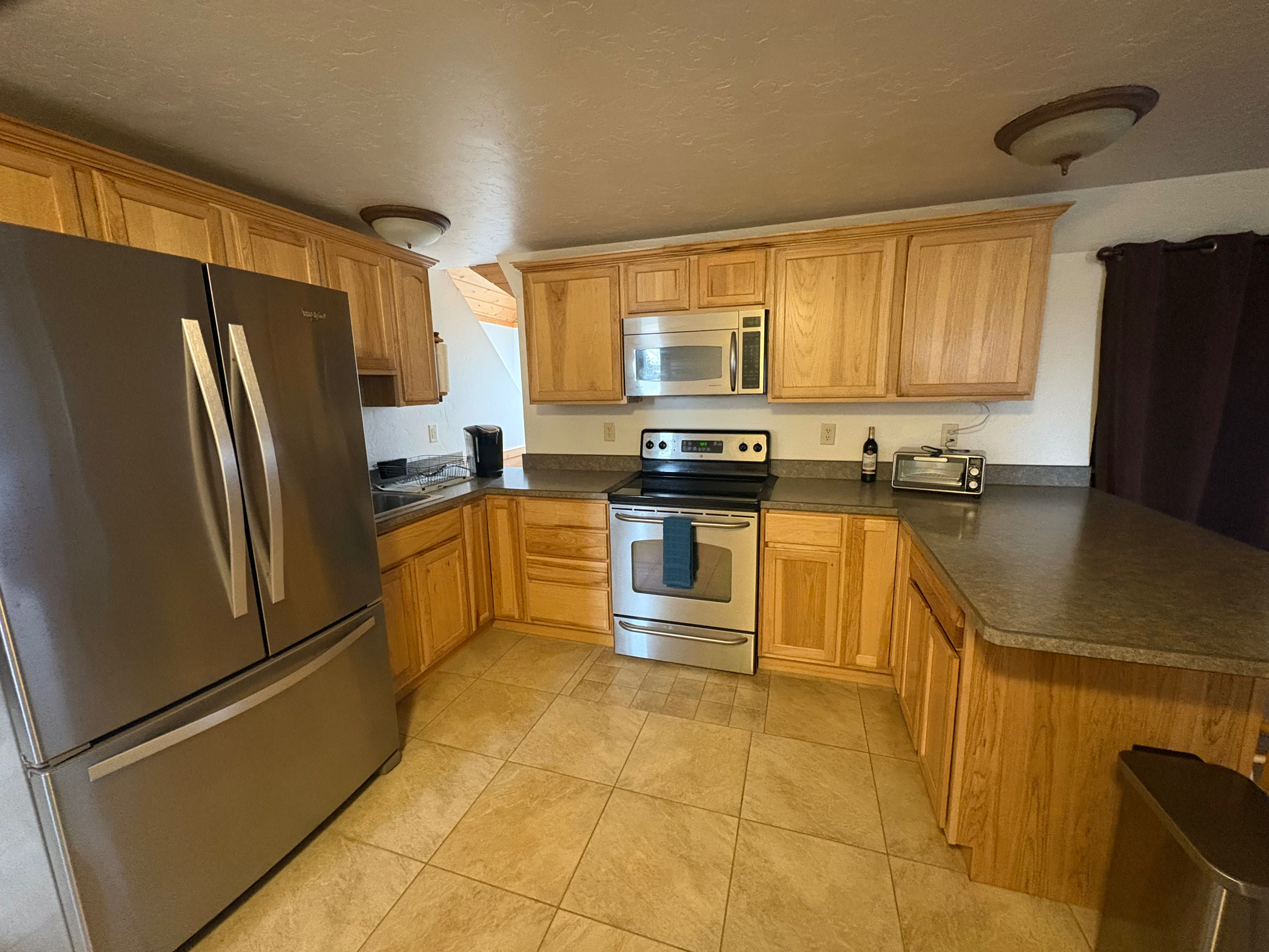 One bedroom, one bath, full kitchen and living area - Photo 5