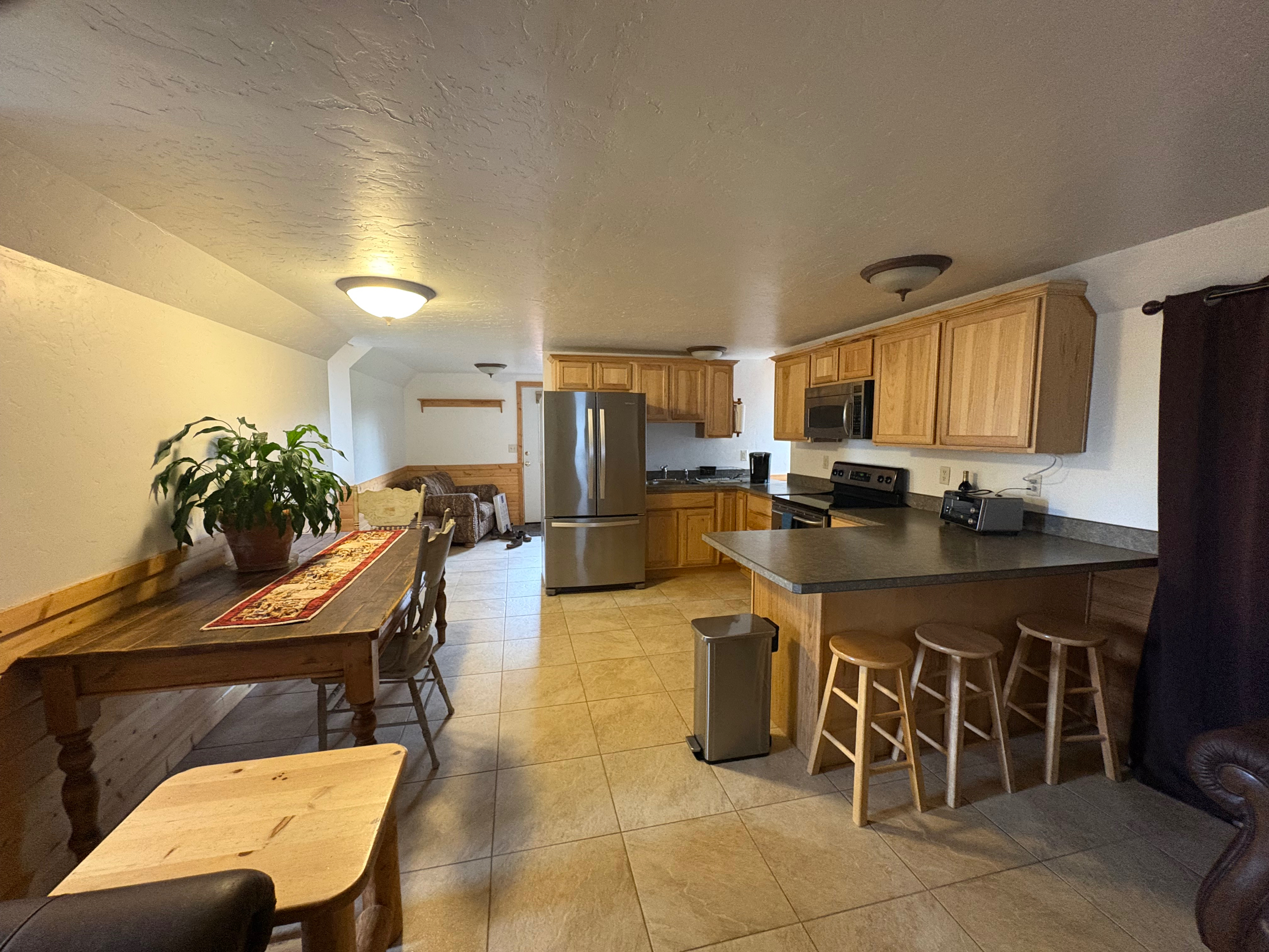 One bedroom, one bath, full kitchen and living area - Photo 6