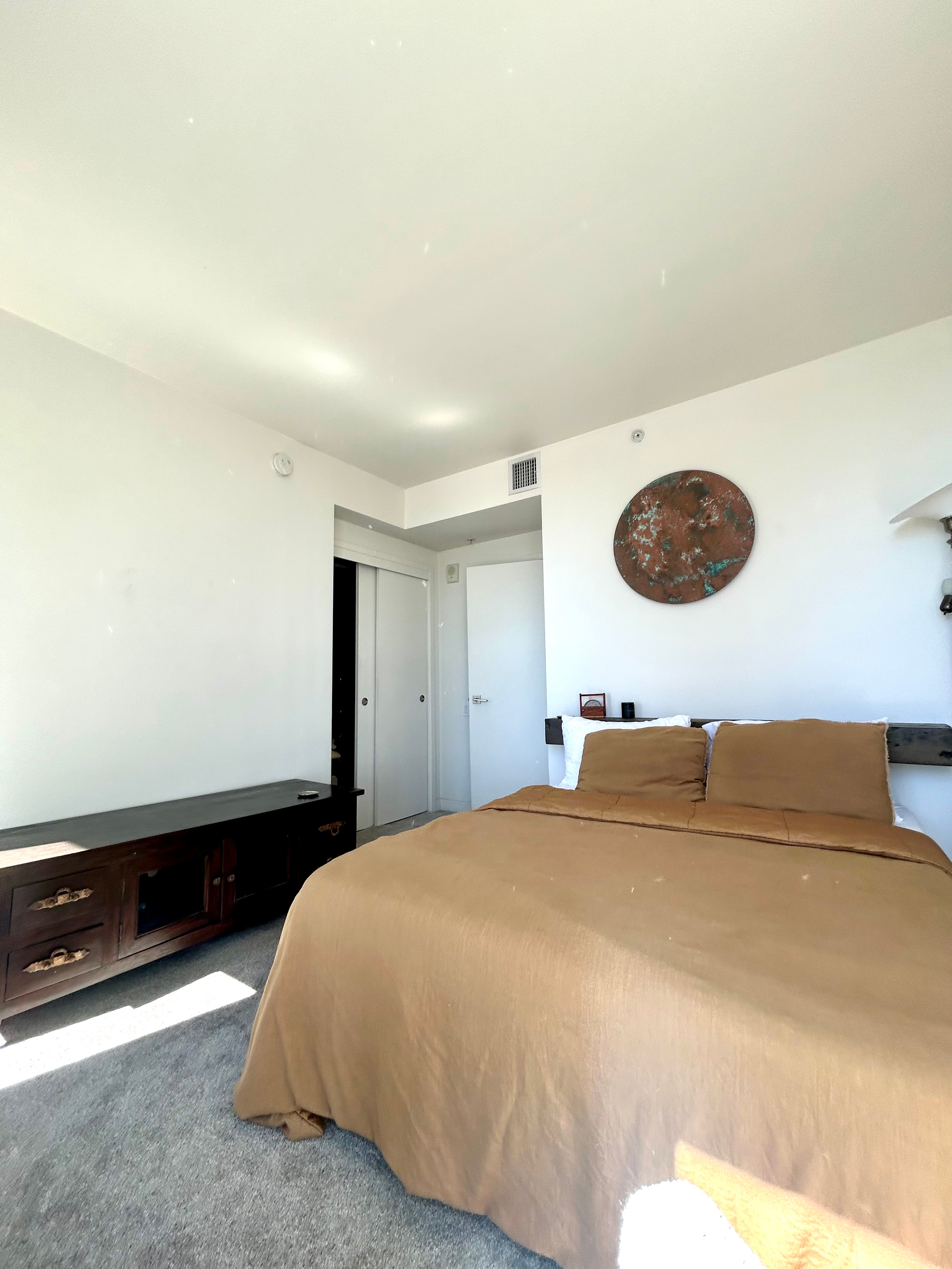 Private Room & Bathroom in Beautiful Downtown Apartment Building - Photo 3