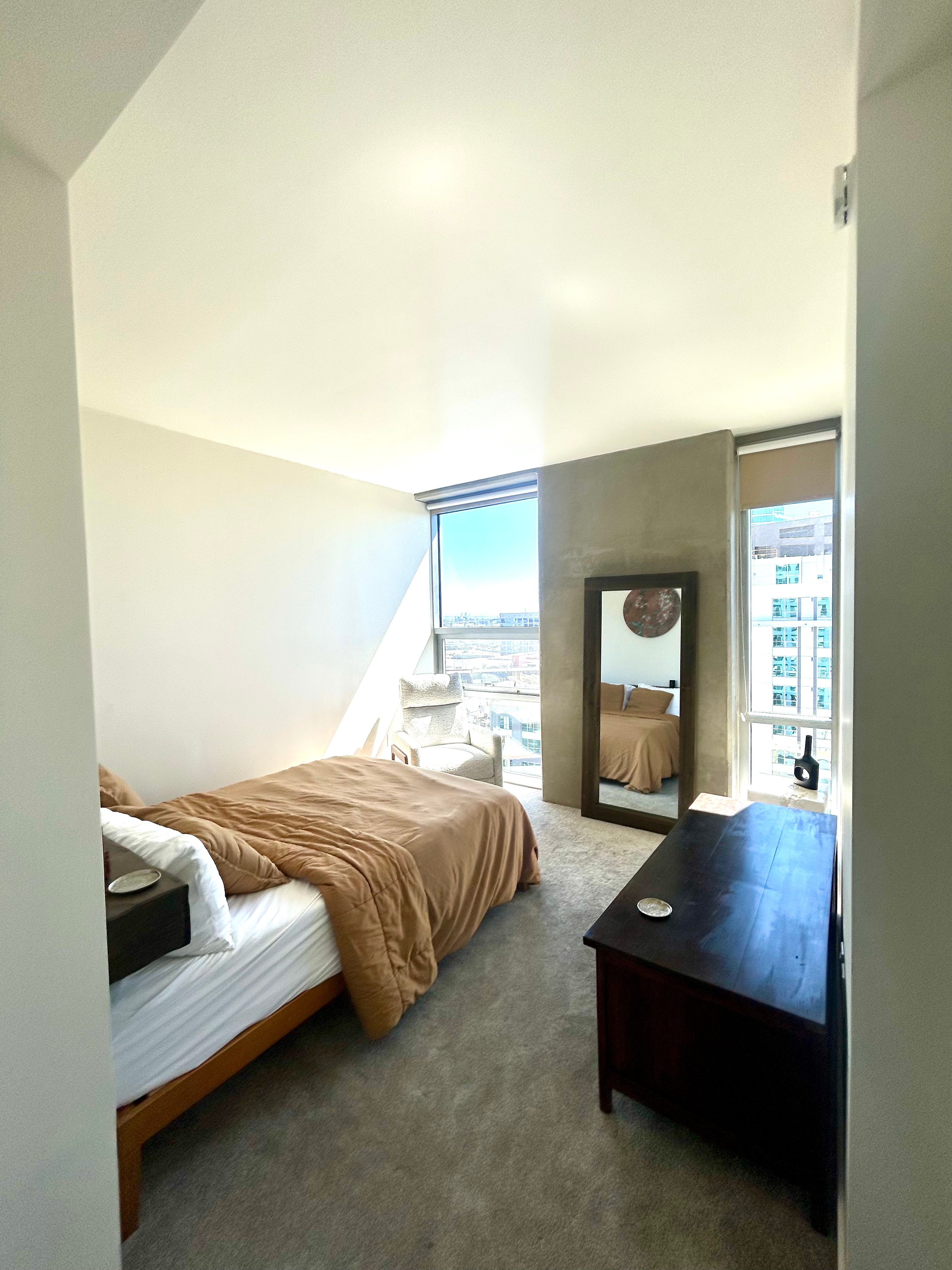 Private Room & Bathroom in Beautiful Downtown Apartment Building - Photo 4