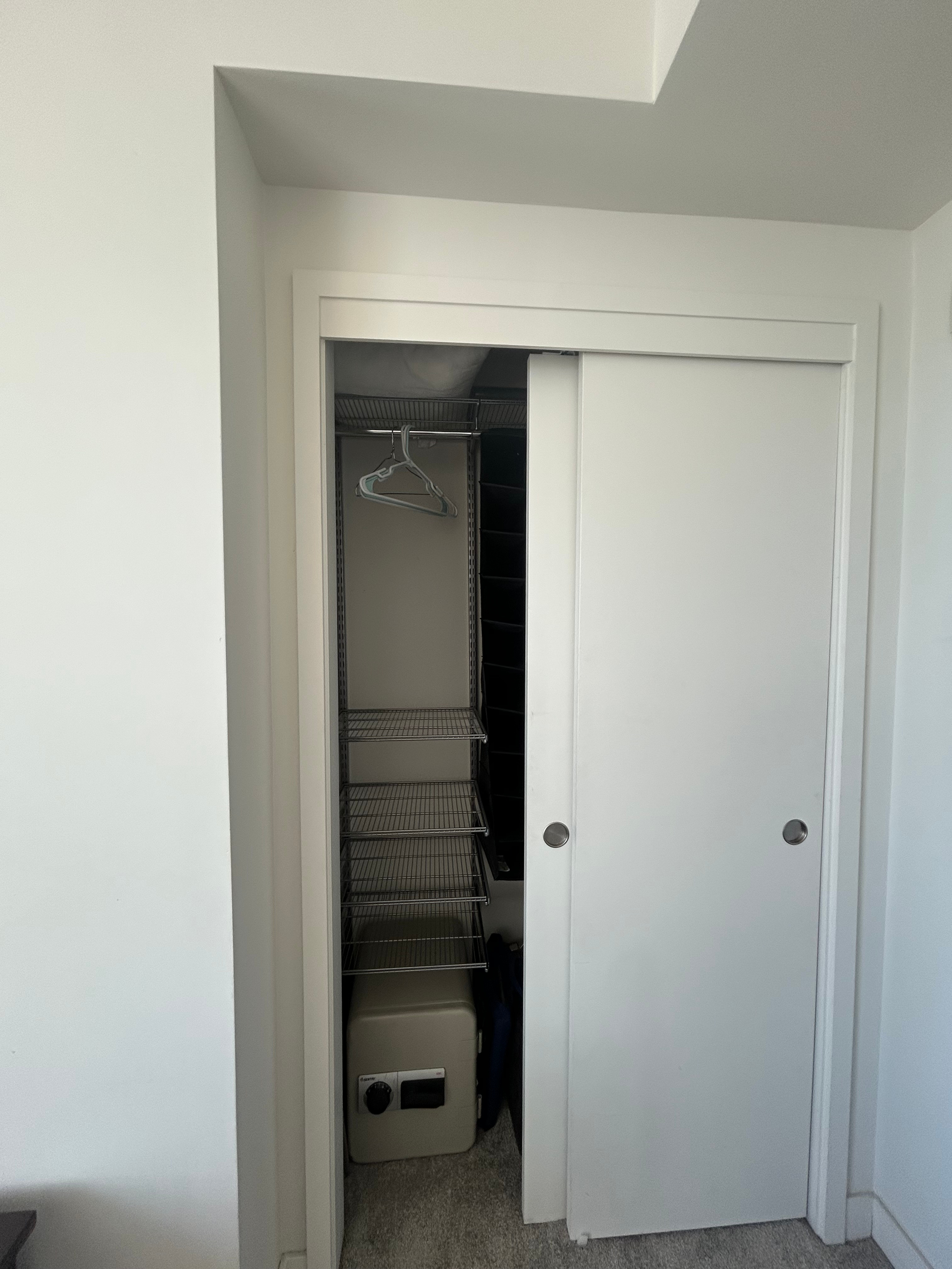 Private Room & Bathroom in Beautiful Downtown Apartment Building - Photo 5