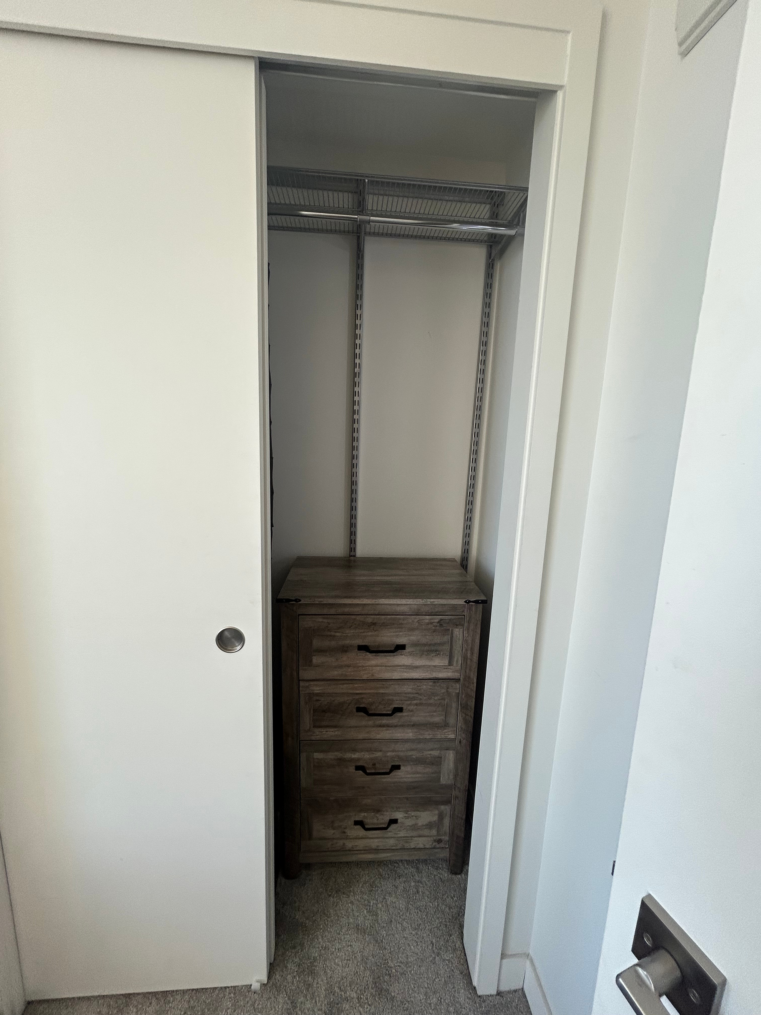 Private Room & Bathroom in Beautiful Downtown Apartment Building - Photo 6